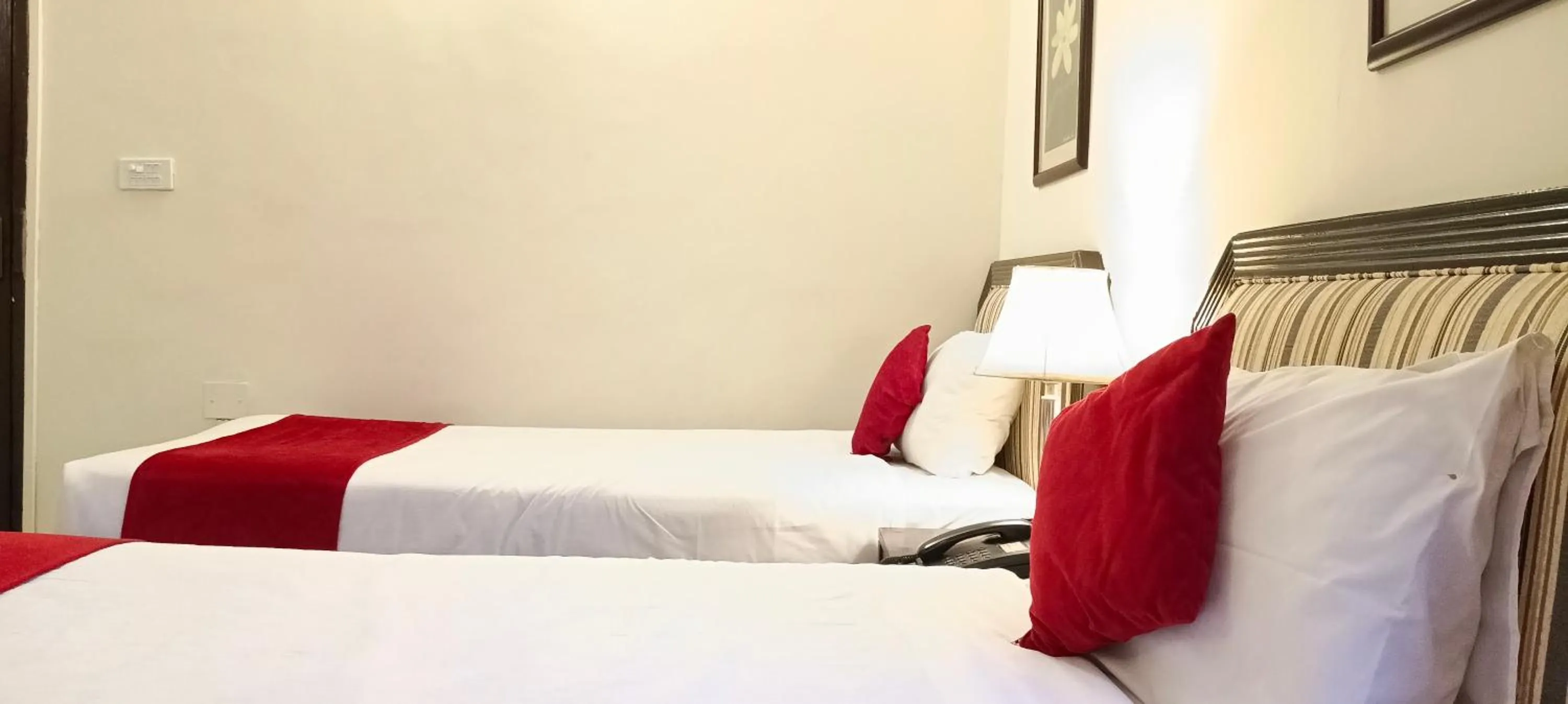 Bed in Herfa INN Hotel Lahore