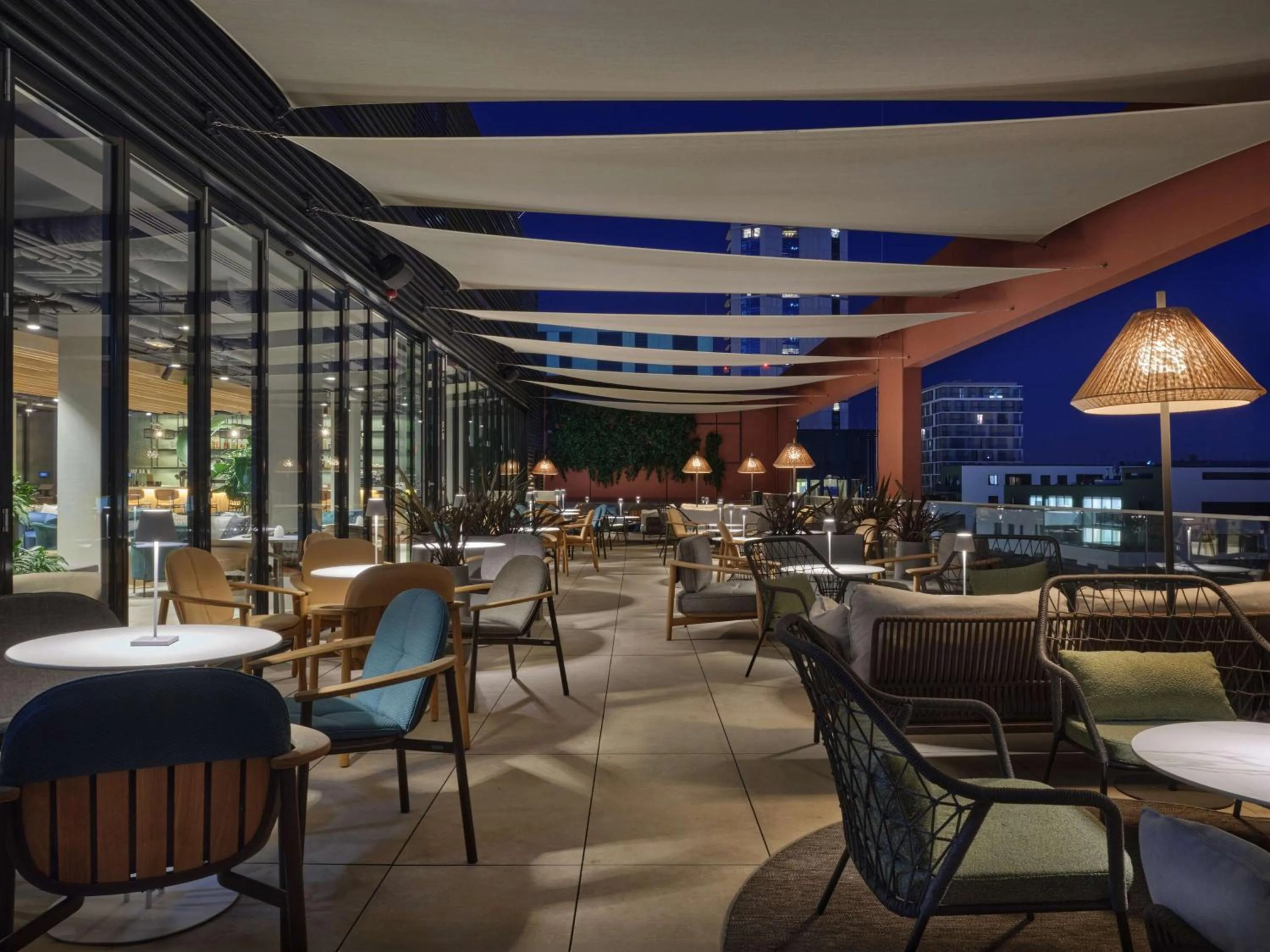 Lounge or bar in Radisson Hotel Budapest BudaPart