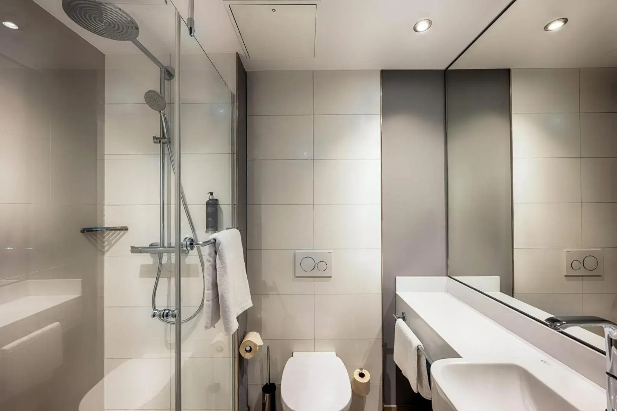 Standard Triple Room in Premier Inn Darmstadt City Centre Standard Triple Room in Premier Inn Darmstadt City Centre