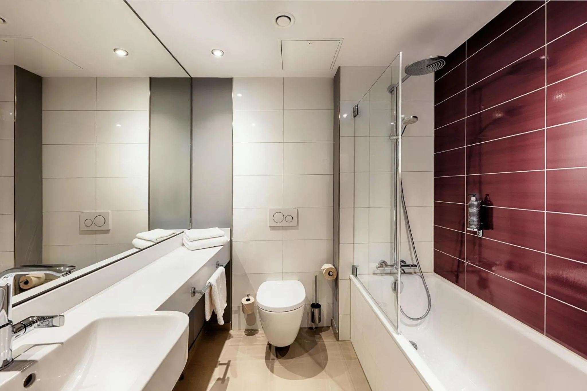 Bathroom in Premier Inn Darmstadt City Centre