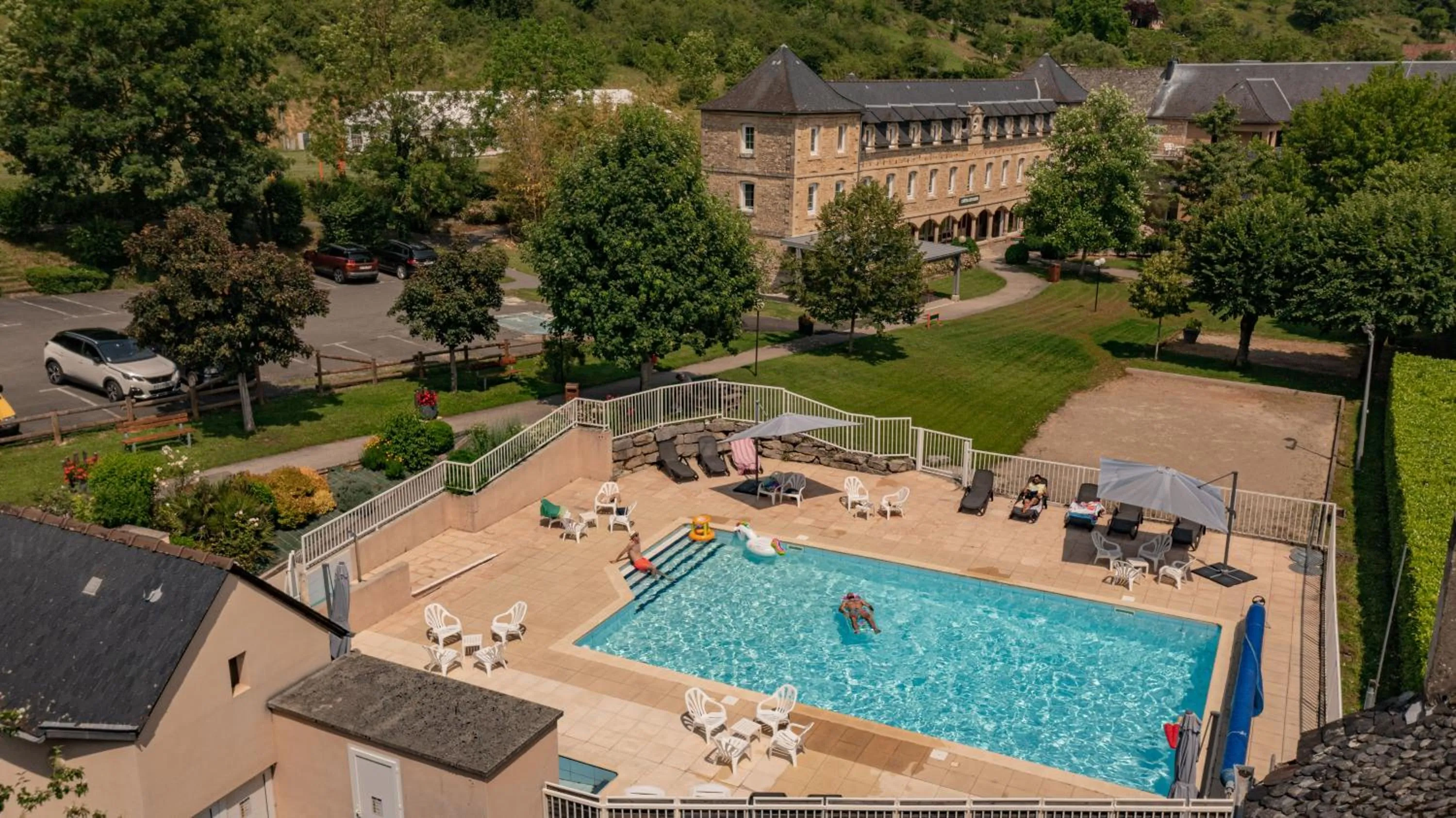 Garden in LOGIS HOTEL L'HÔTEL DES BAINS - Salles-la-Source