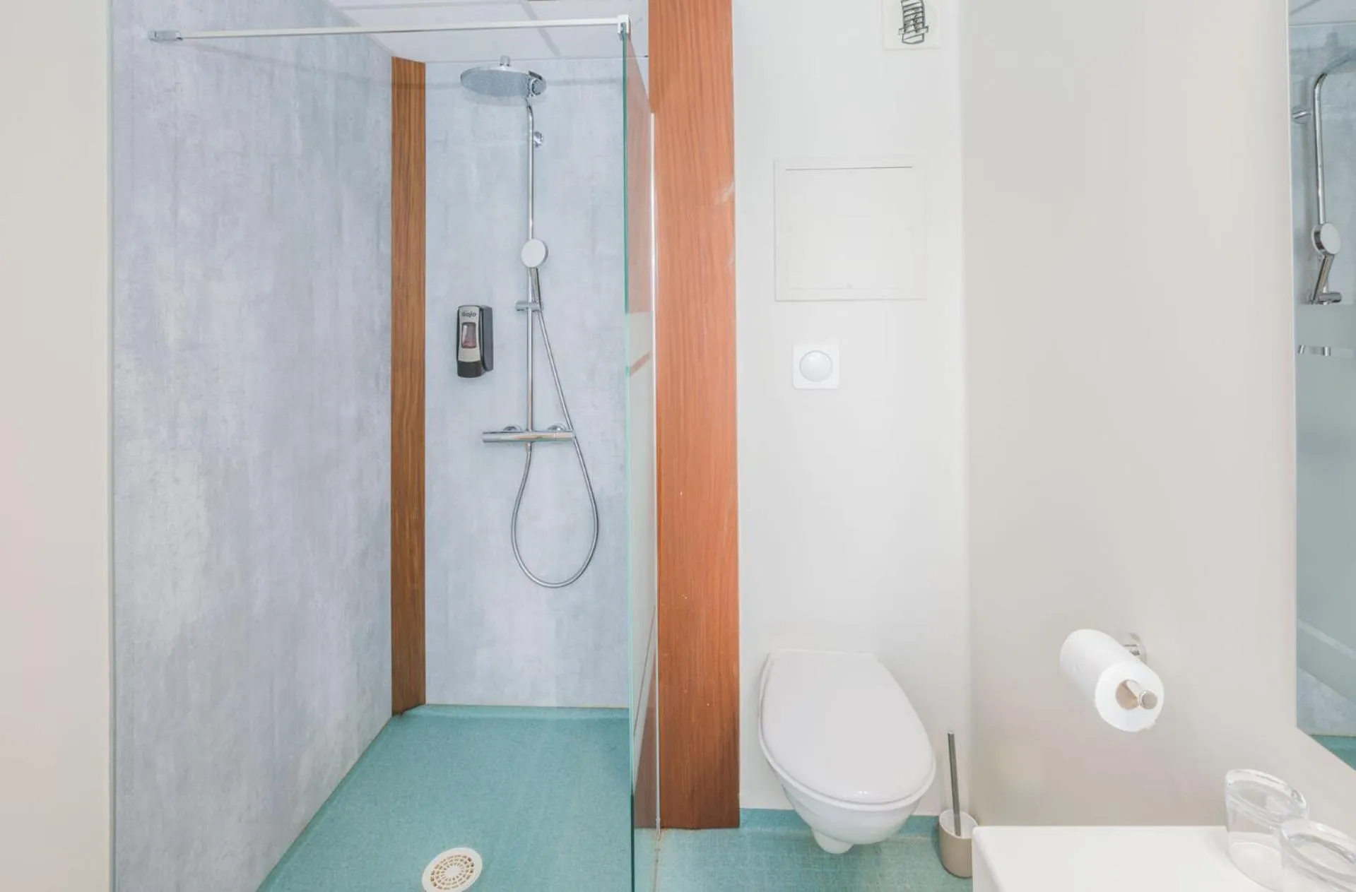 Shower in LOGIS HOTEL L'HÔTEL DES BAINS - Salles-la-Source