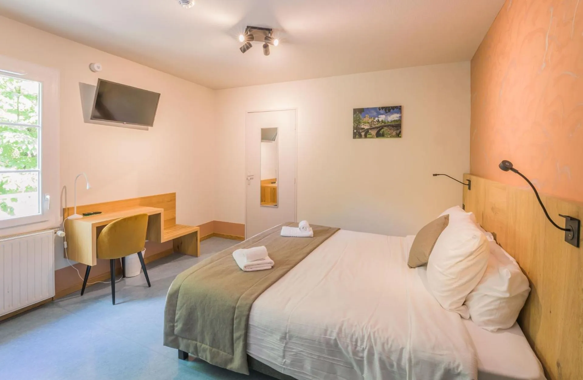 Bed in LOGIS HOTEL L'HÔTEL DES BAINS - Salles-la-Source