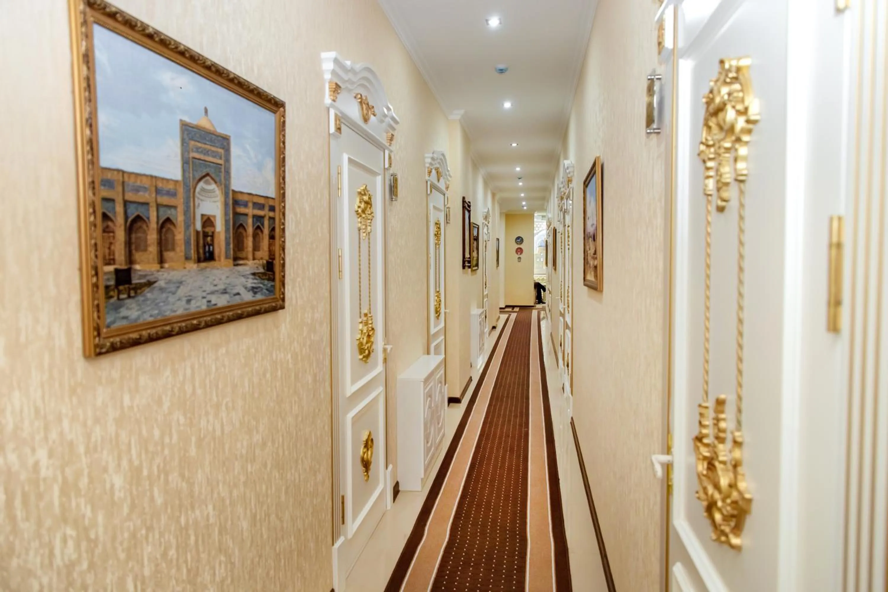 Restaurant/places to eat in The Royal Hotel