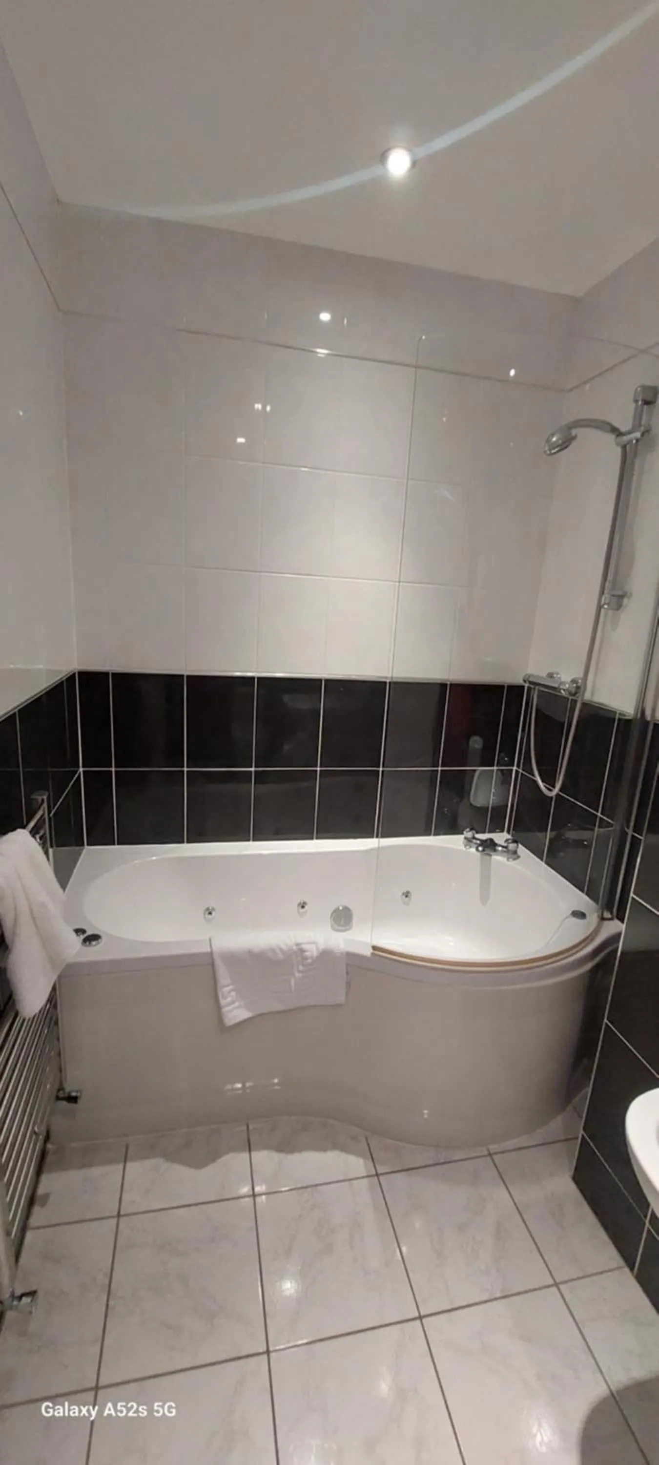 Bath in LONDONDERRYS Bar and Accommodation