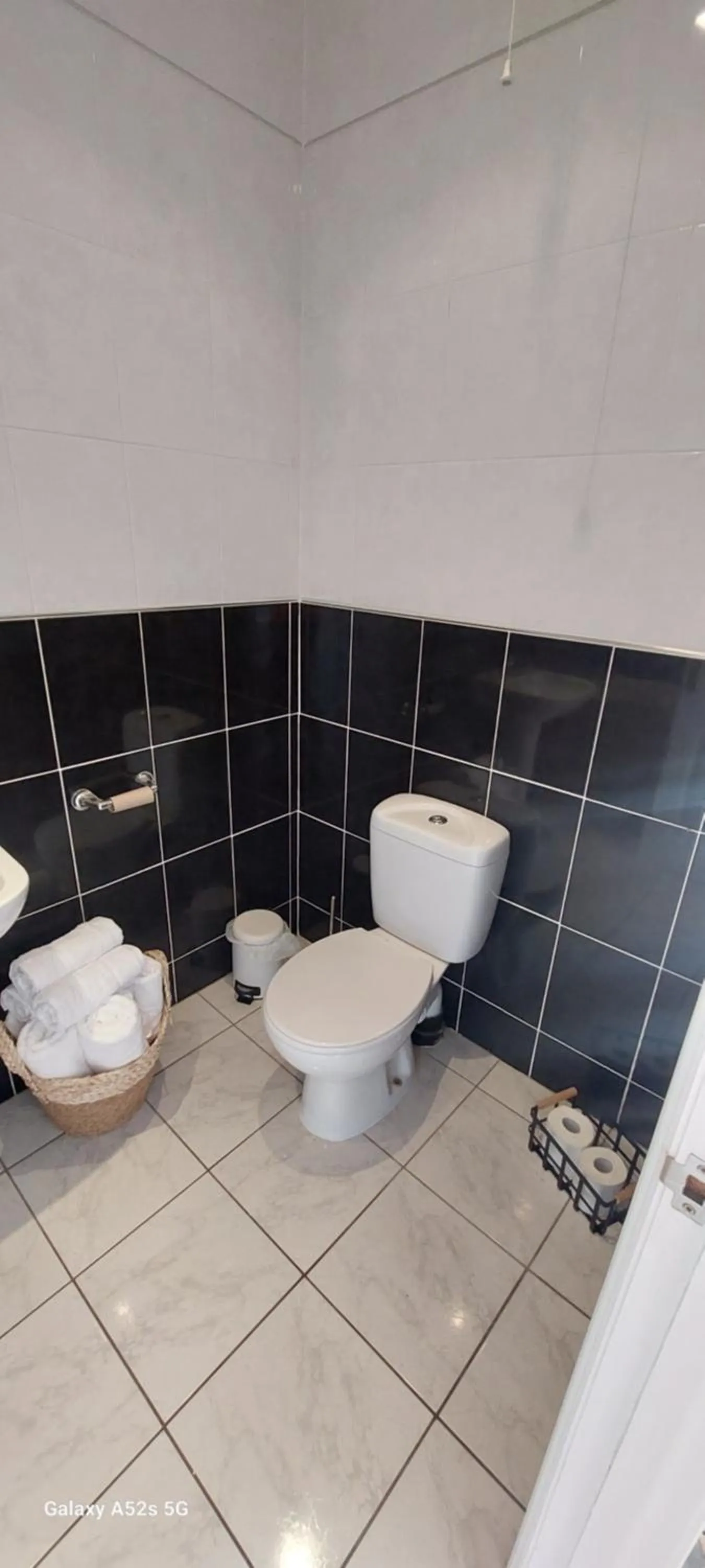 Toilet in LONDONDERRYS Bar and Accommodation