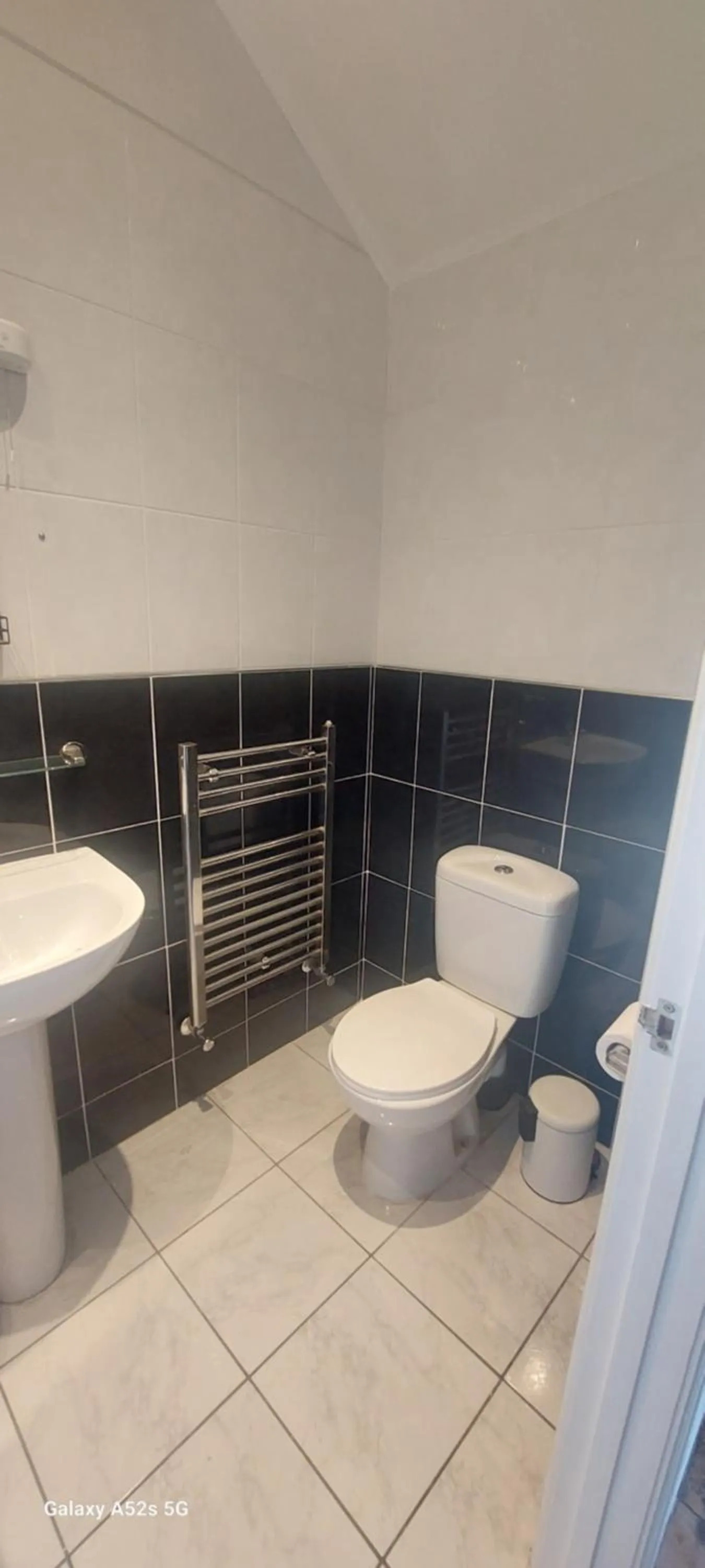 Toilet in LONDONDERRYS Bar and Accommodation