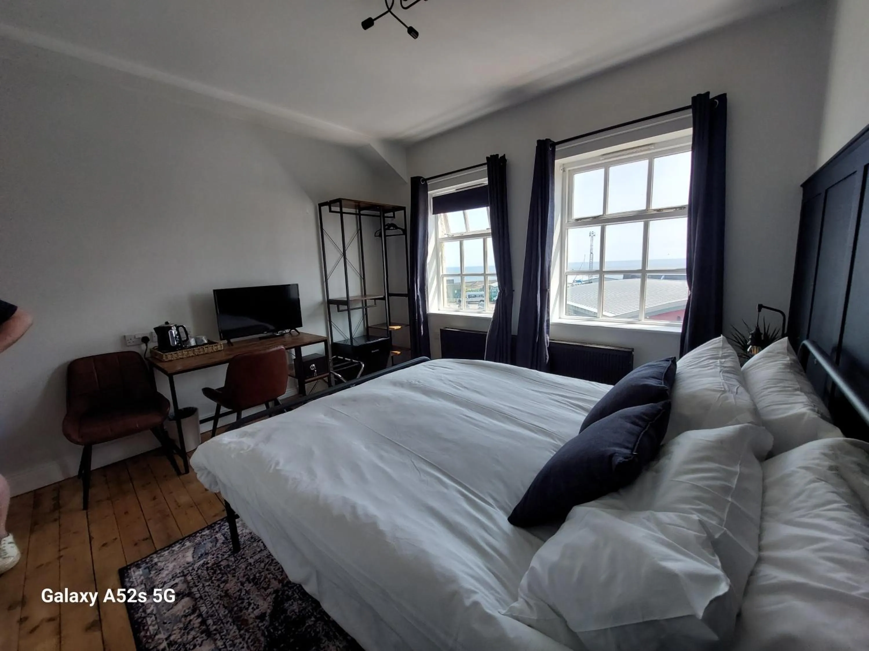 TV and multimedia, Bed in LONDONDERRYS Bar and Accommodation