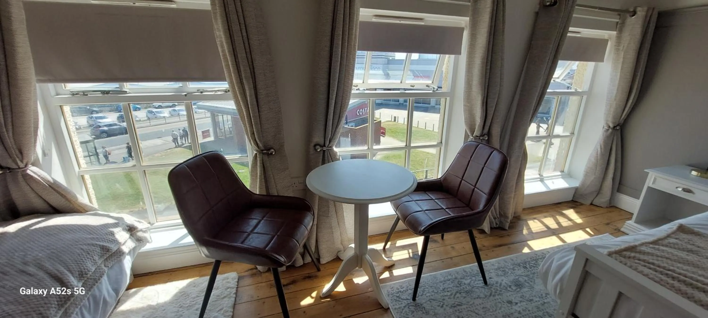 Seating area, Bed in LONDONDERRYS Bar and Accommodation