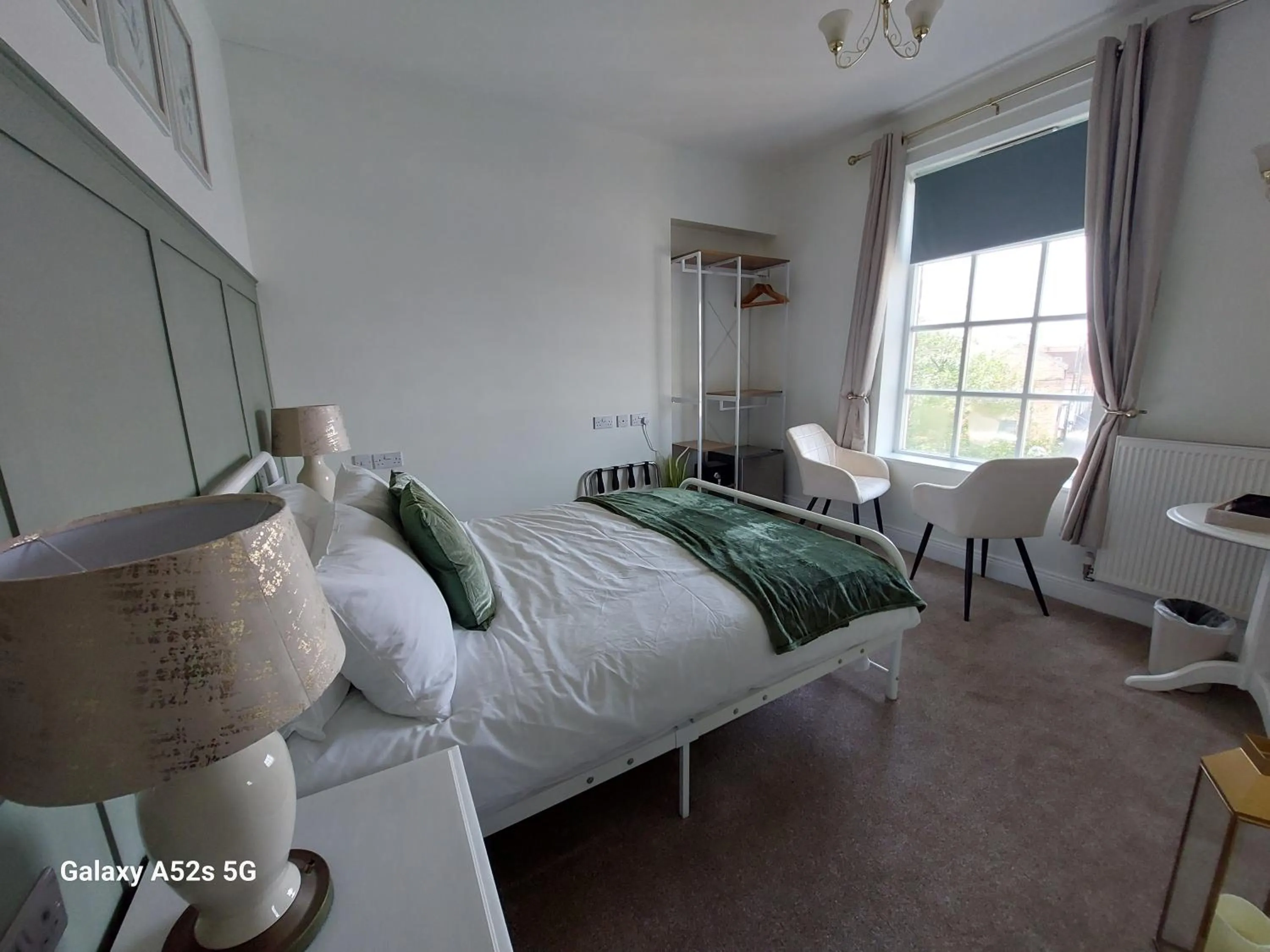 Photo of the whole room, Bed in LONDONDERRYS Bar and Accommodation