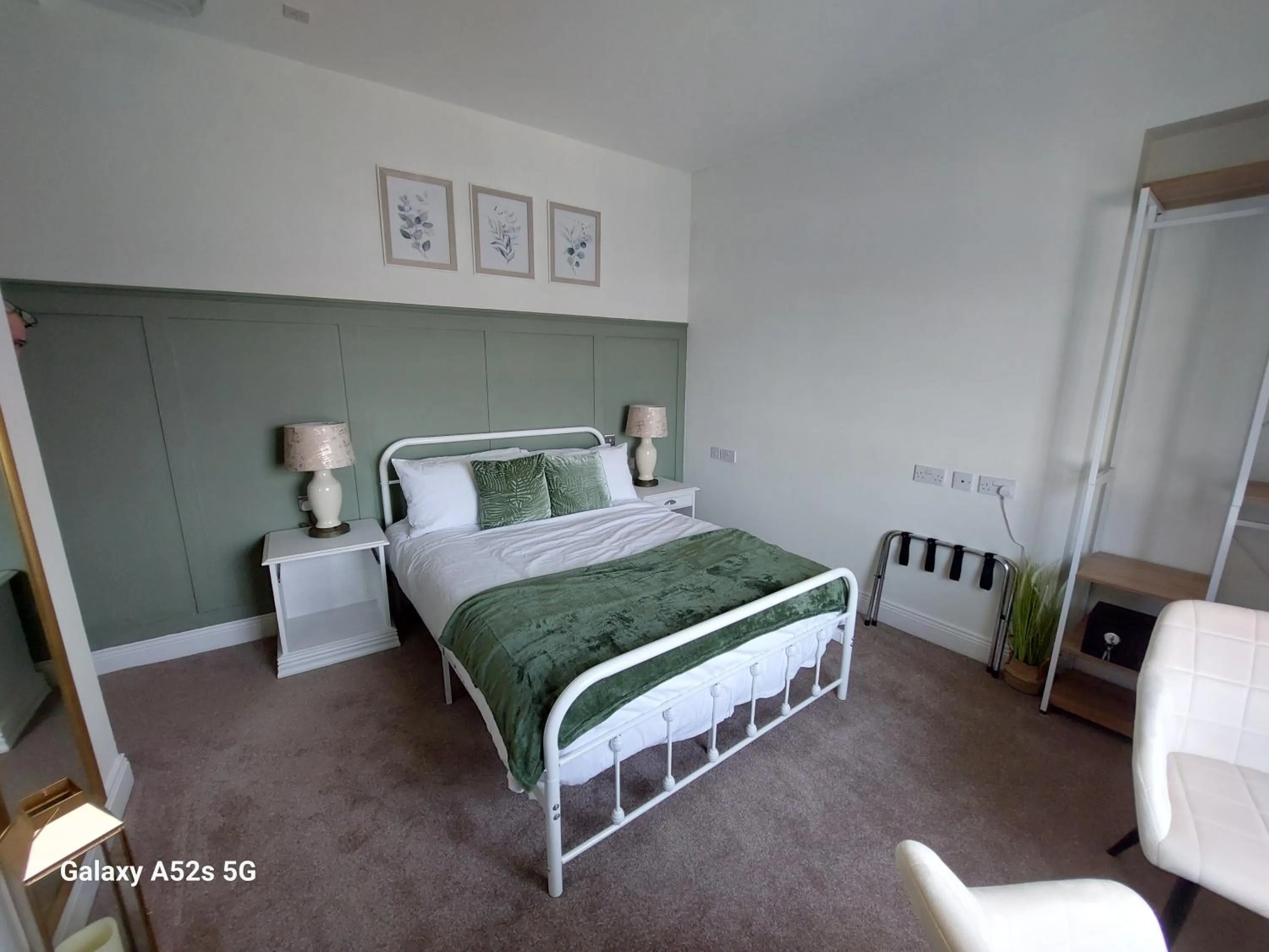 Photo of the whole room, Bed in LONDONDERRYS Bar and Accommodation