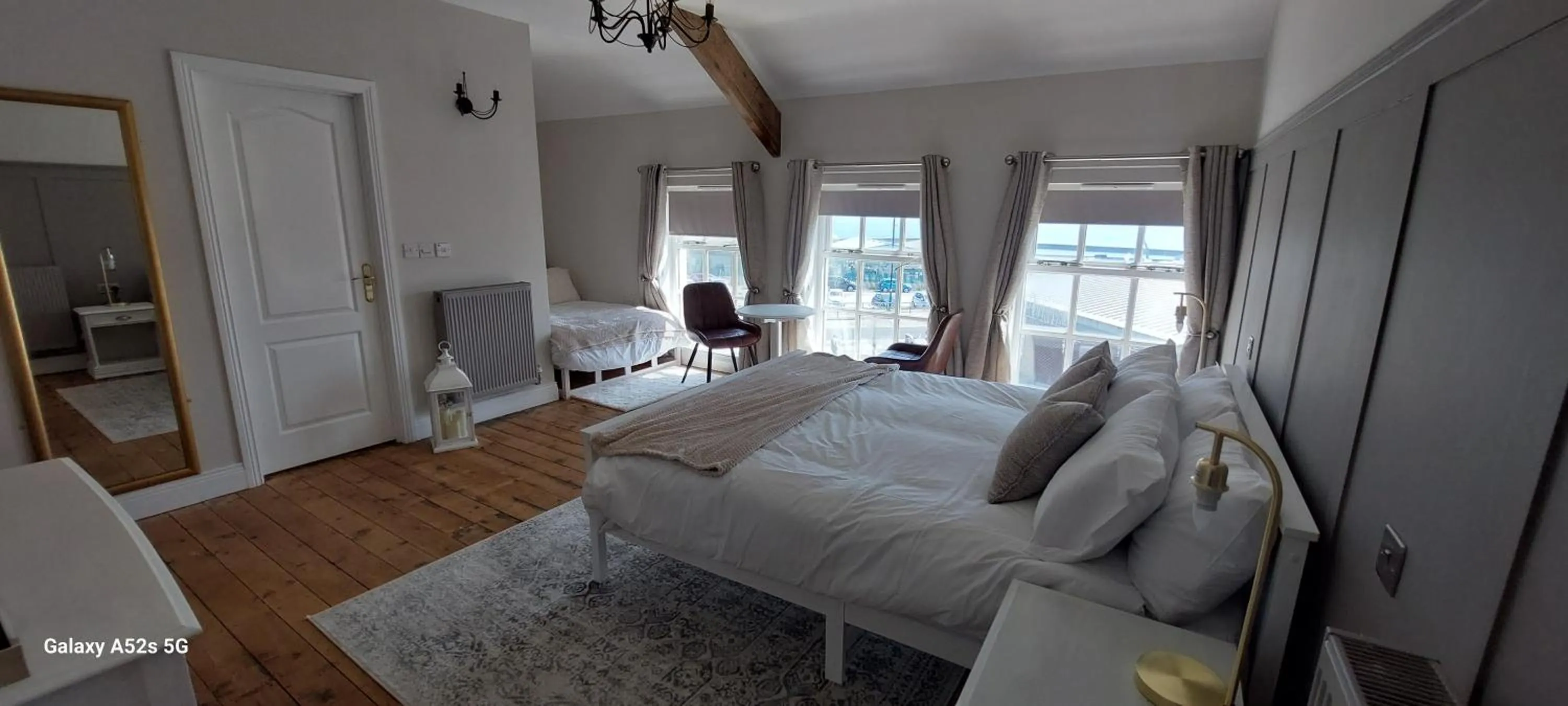 Photo of the whole room in LONDONDERRYS Bar and Accommodation