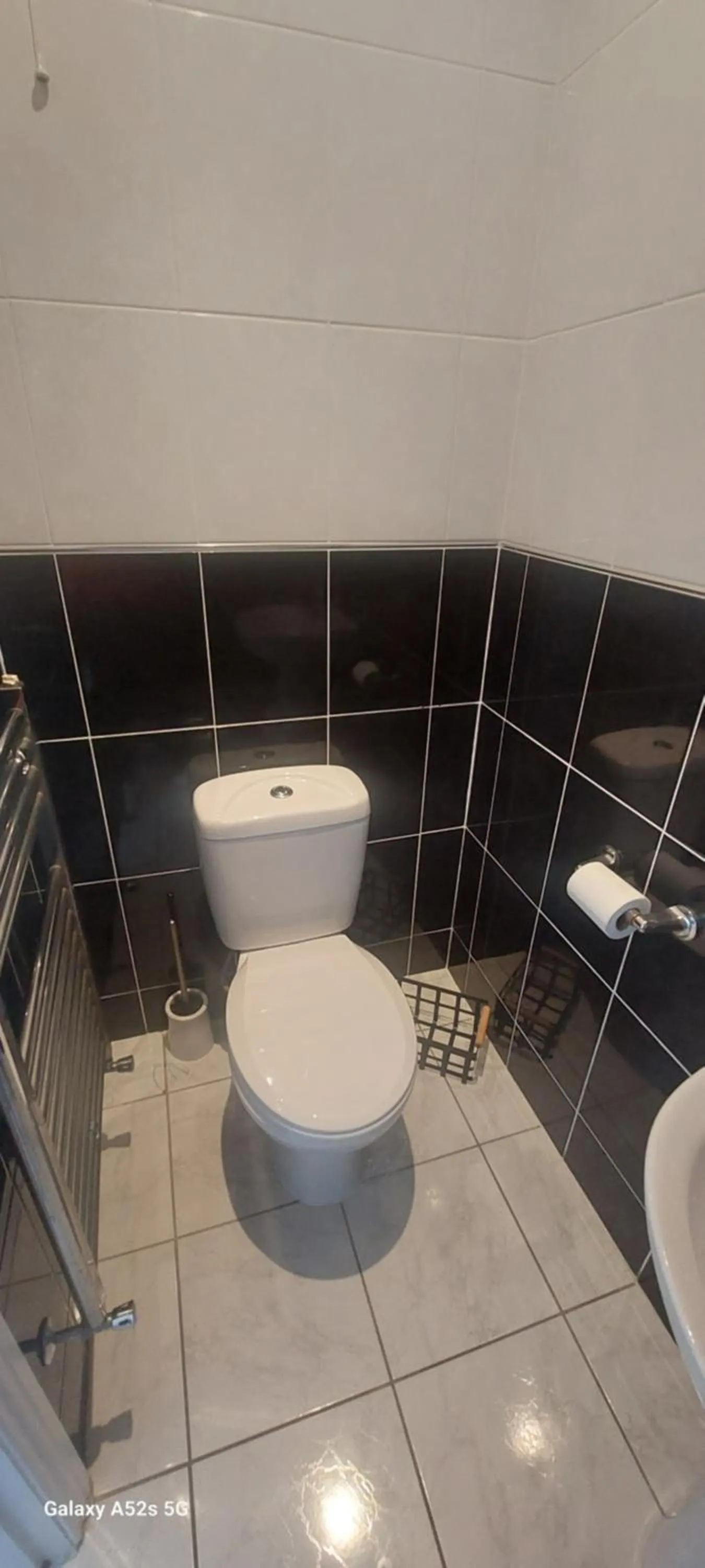 Toilet in LONDONDERRYS Bar and Accommodation