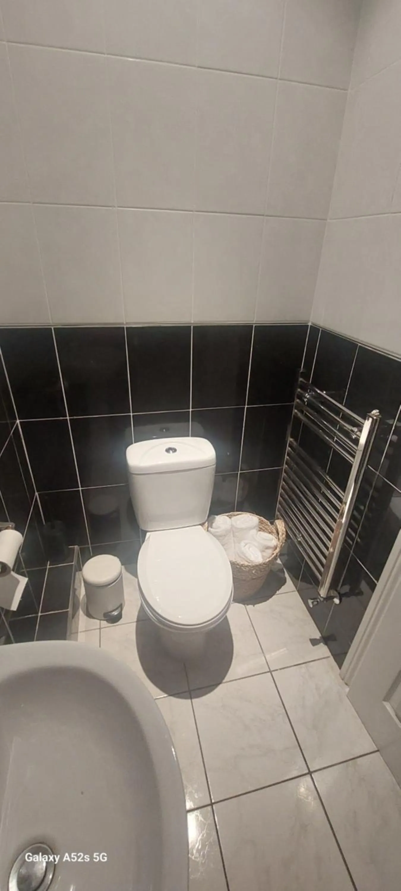 Bathroom in LONDONDERRYS Bar and Accommodation