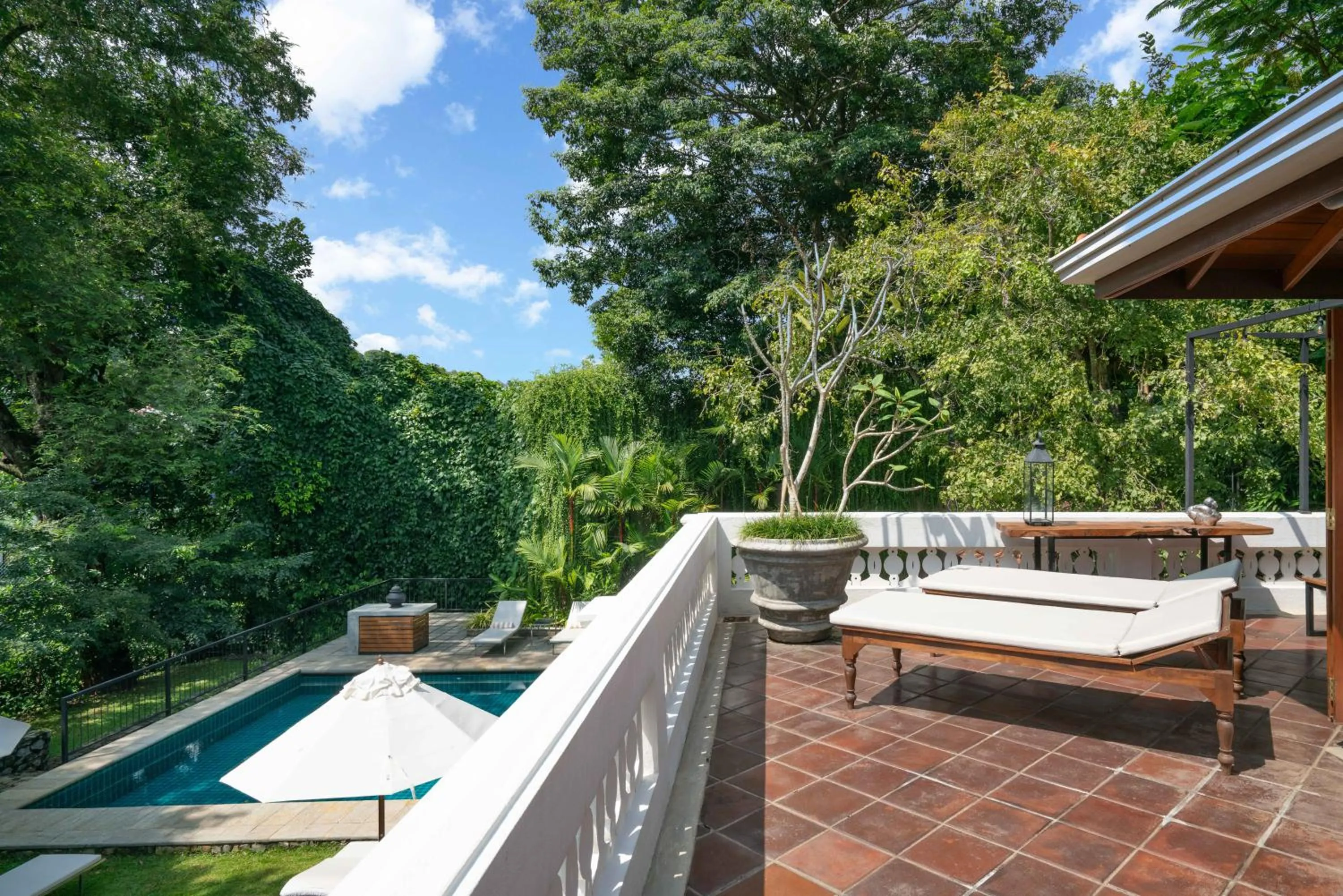 Pool view in Taru Villas Kandy