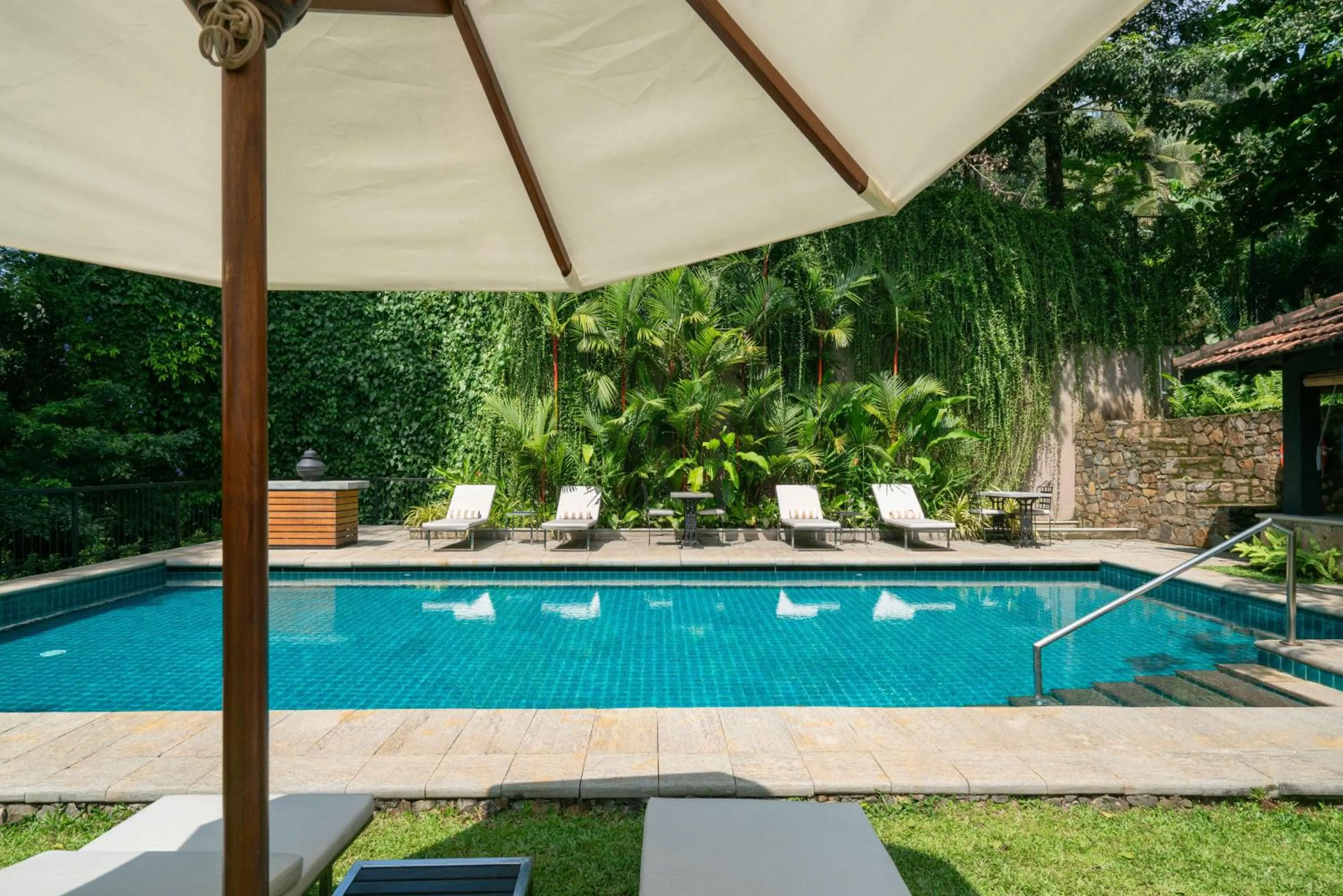 Swimming pool in Taru Villas Kandy