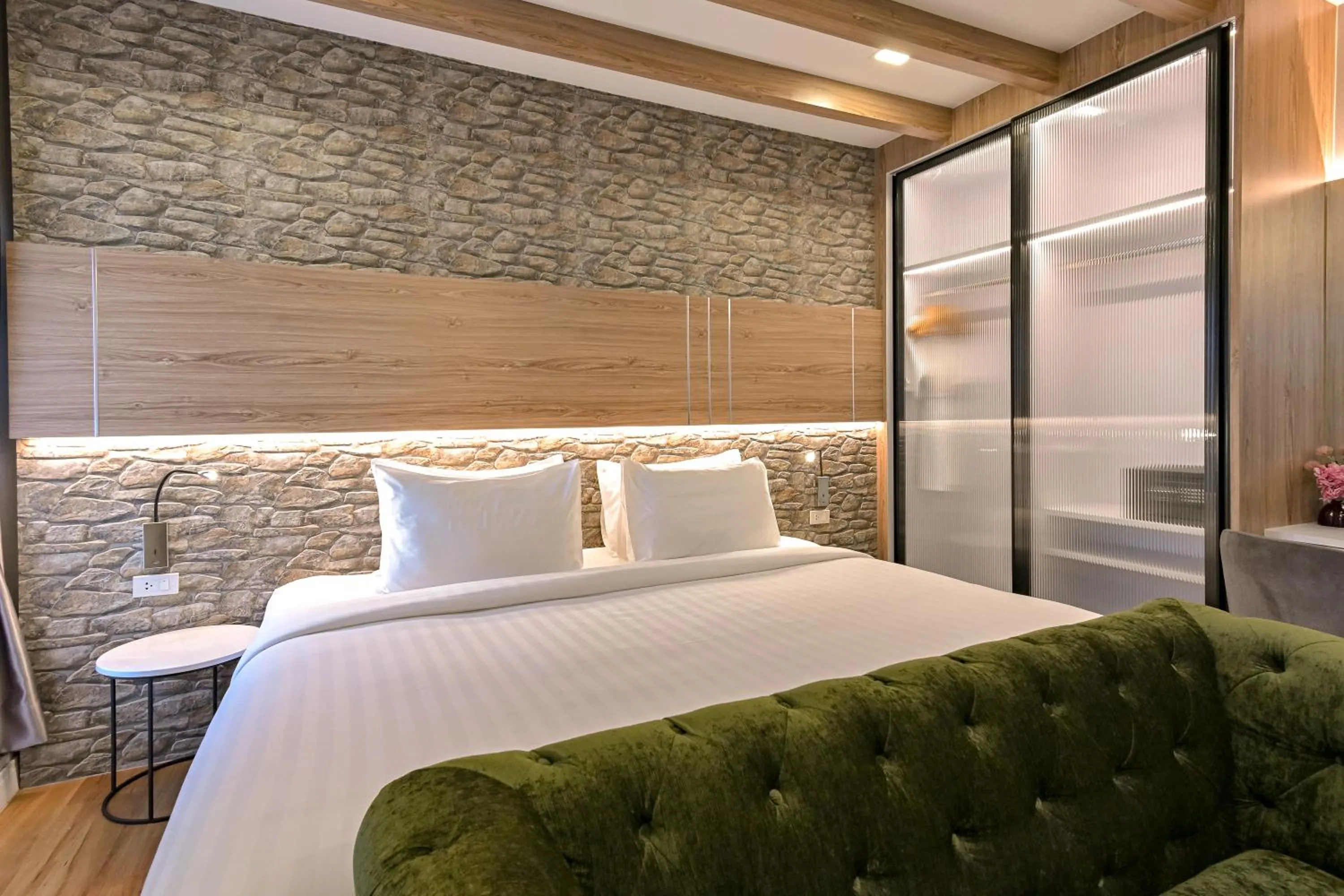 Bedroom, Bed in Shewin de Bangkok