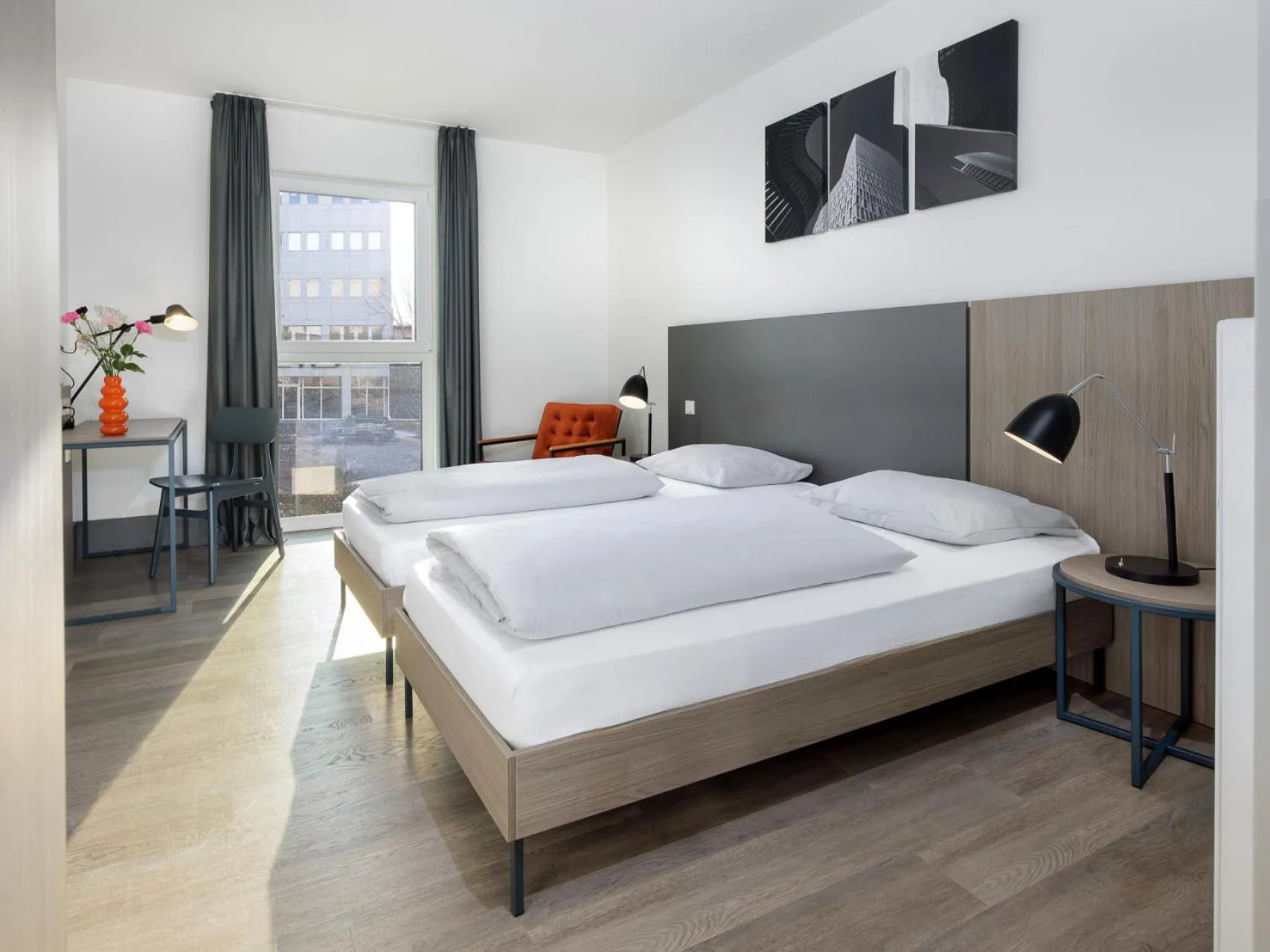 Seating area, Bed in smartments Frankfurt City-Ost