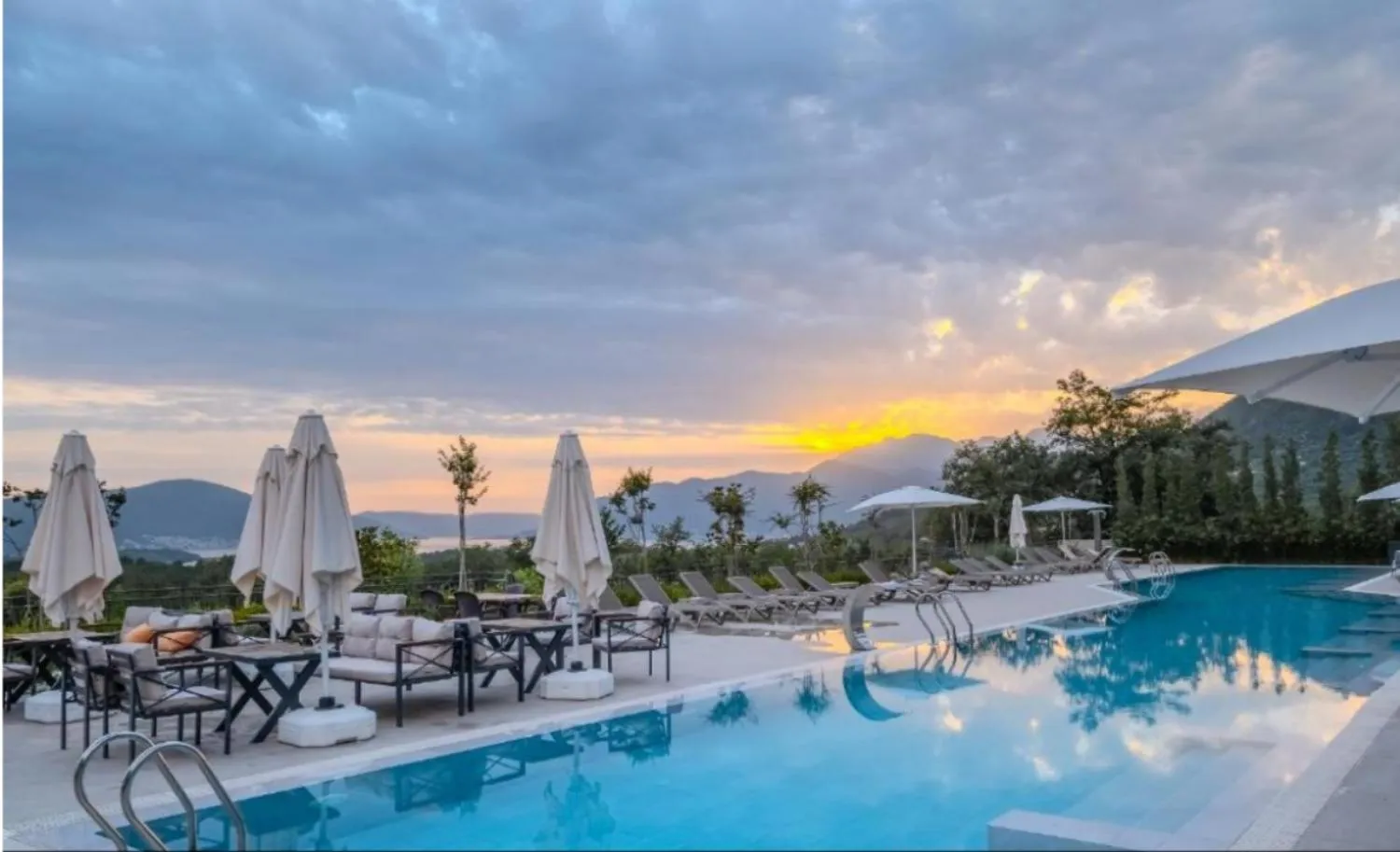 Swimming pool in Montenegro Lodge