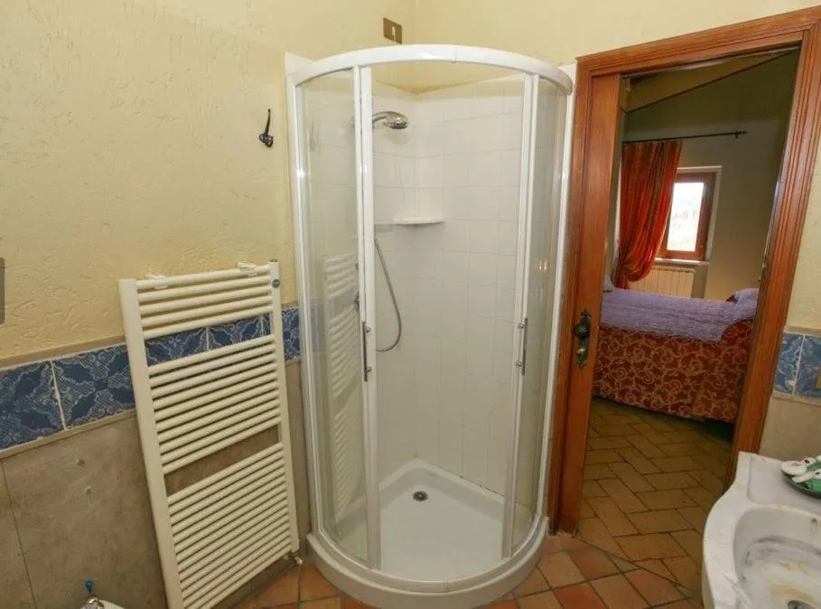 Bathroom, Bed in Albergo Diffuso Borgo Montemaggiore