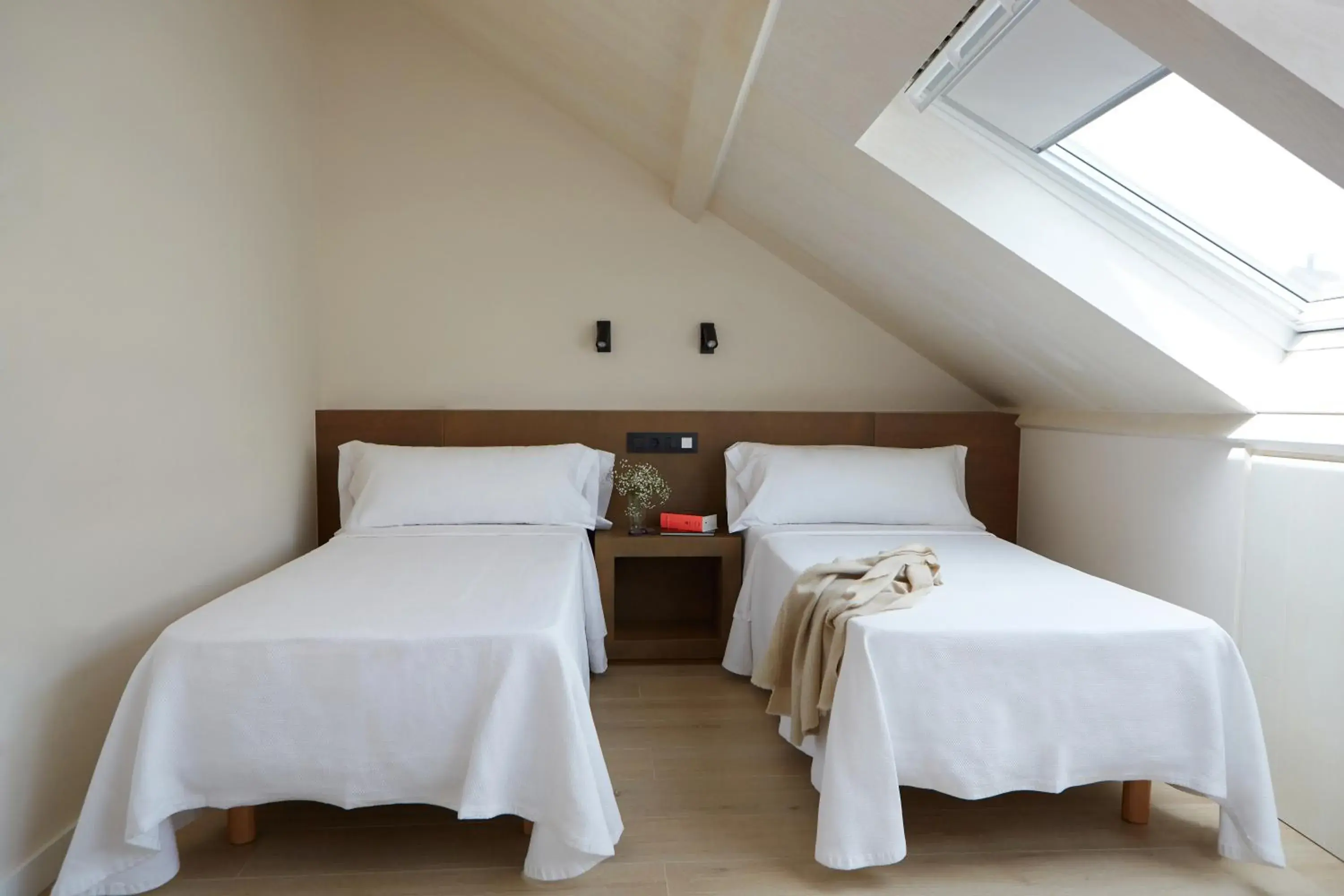 Twin Room with Bathroom in Hotel Trina 20 Twin Room with Bathroom in Hotel Trina 20