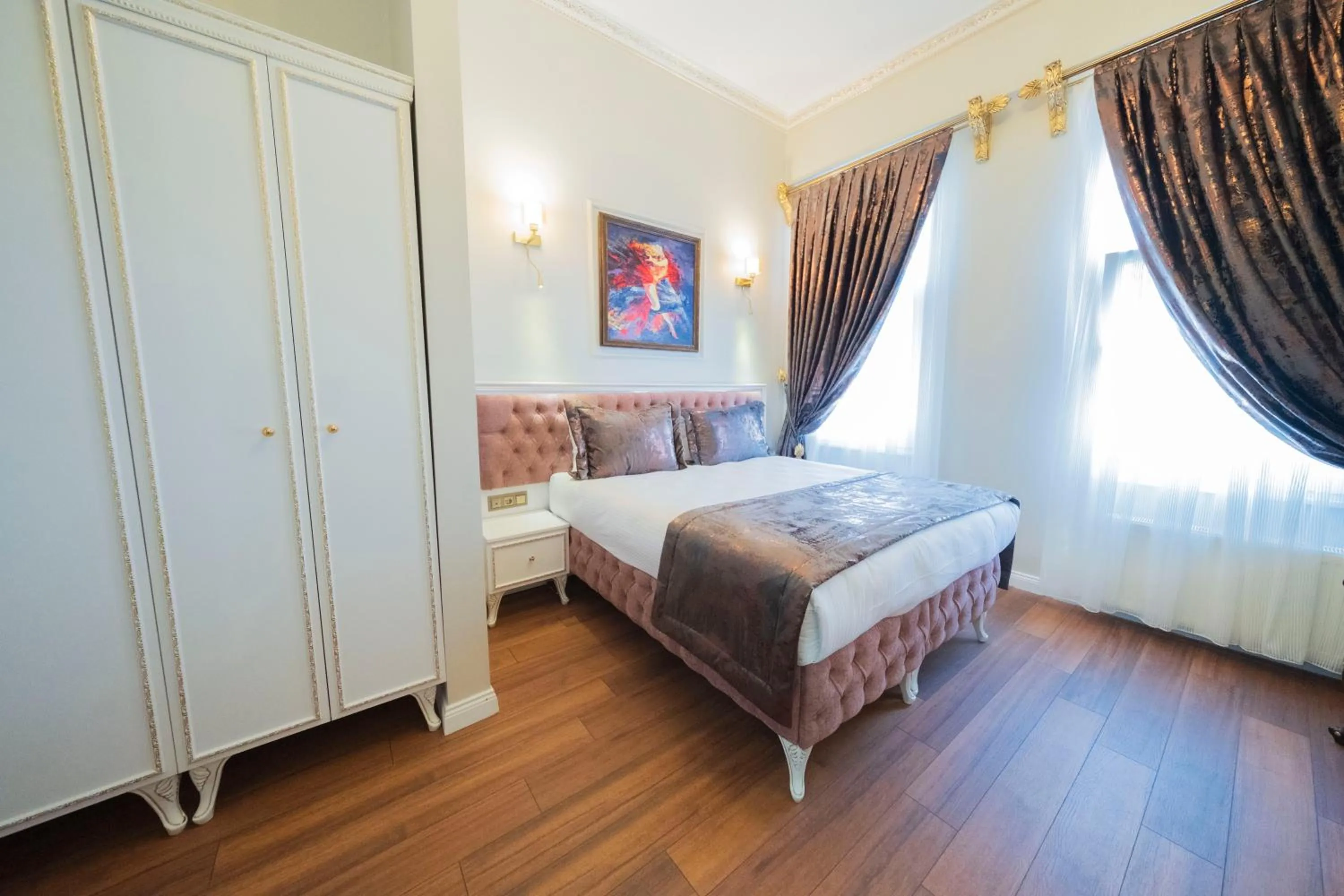 Bed in Solomon's Mansion Hotel Istanbul