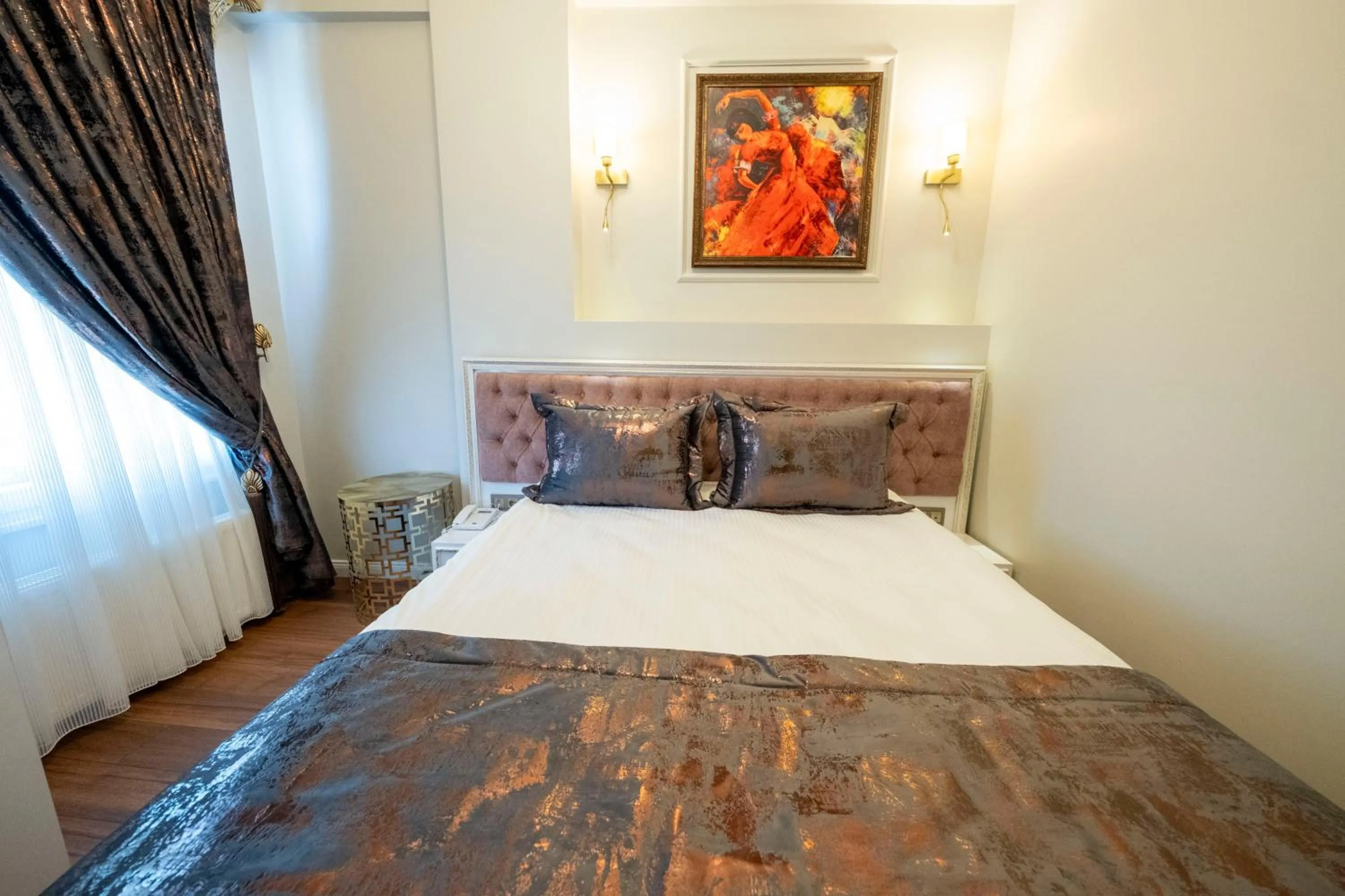 Bed in Solomon's Mansion Hotel Istanbul