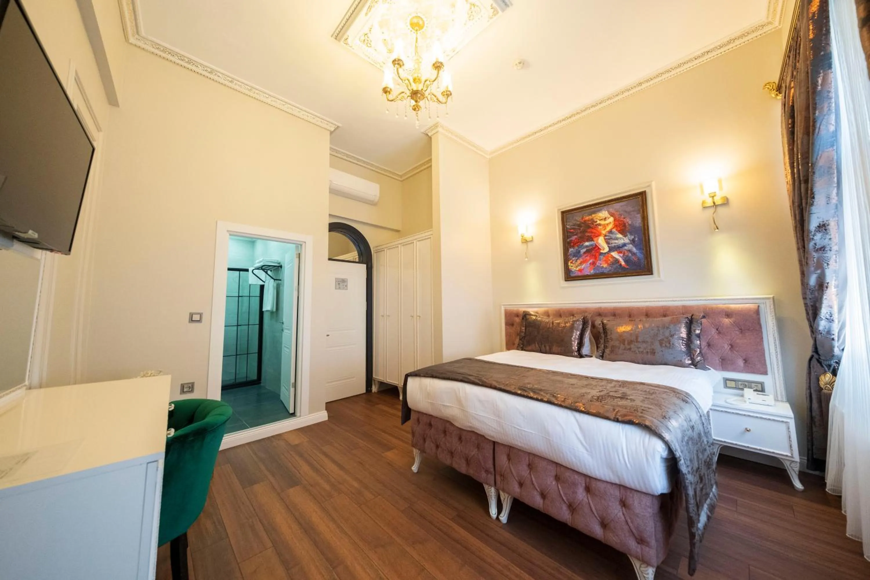 Bed in Solomon's Mansion Hotel Istanbul