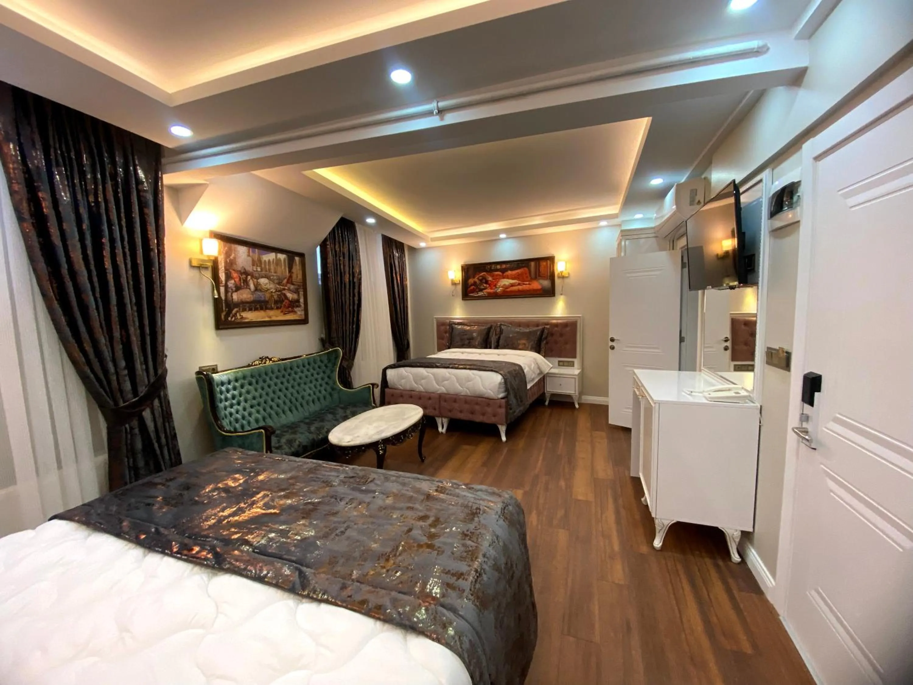 Bed in Solomon's Mansion Hotel Istanbul