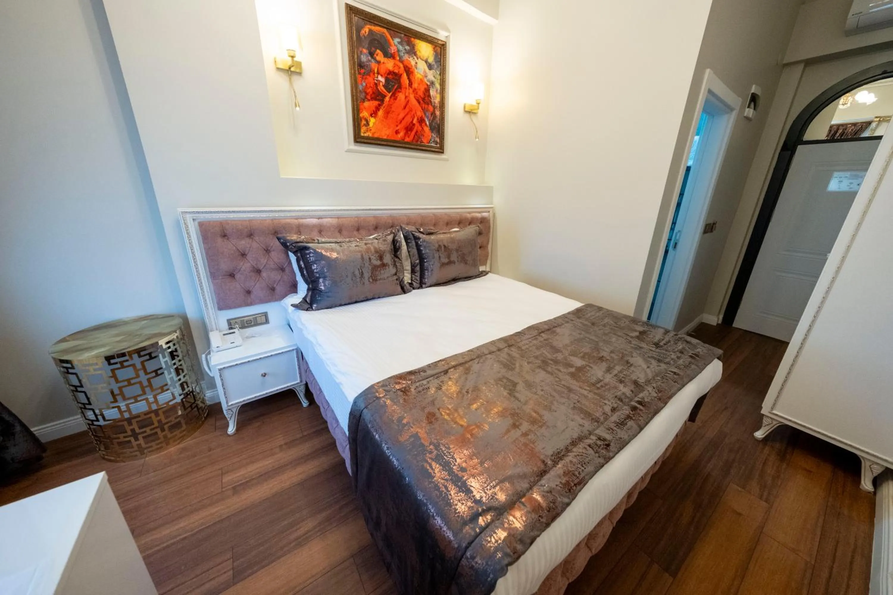 Bed in Solomon's Mansion Hotel Istanbul