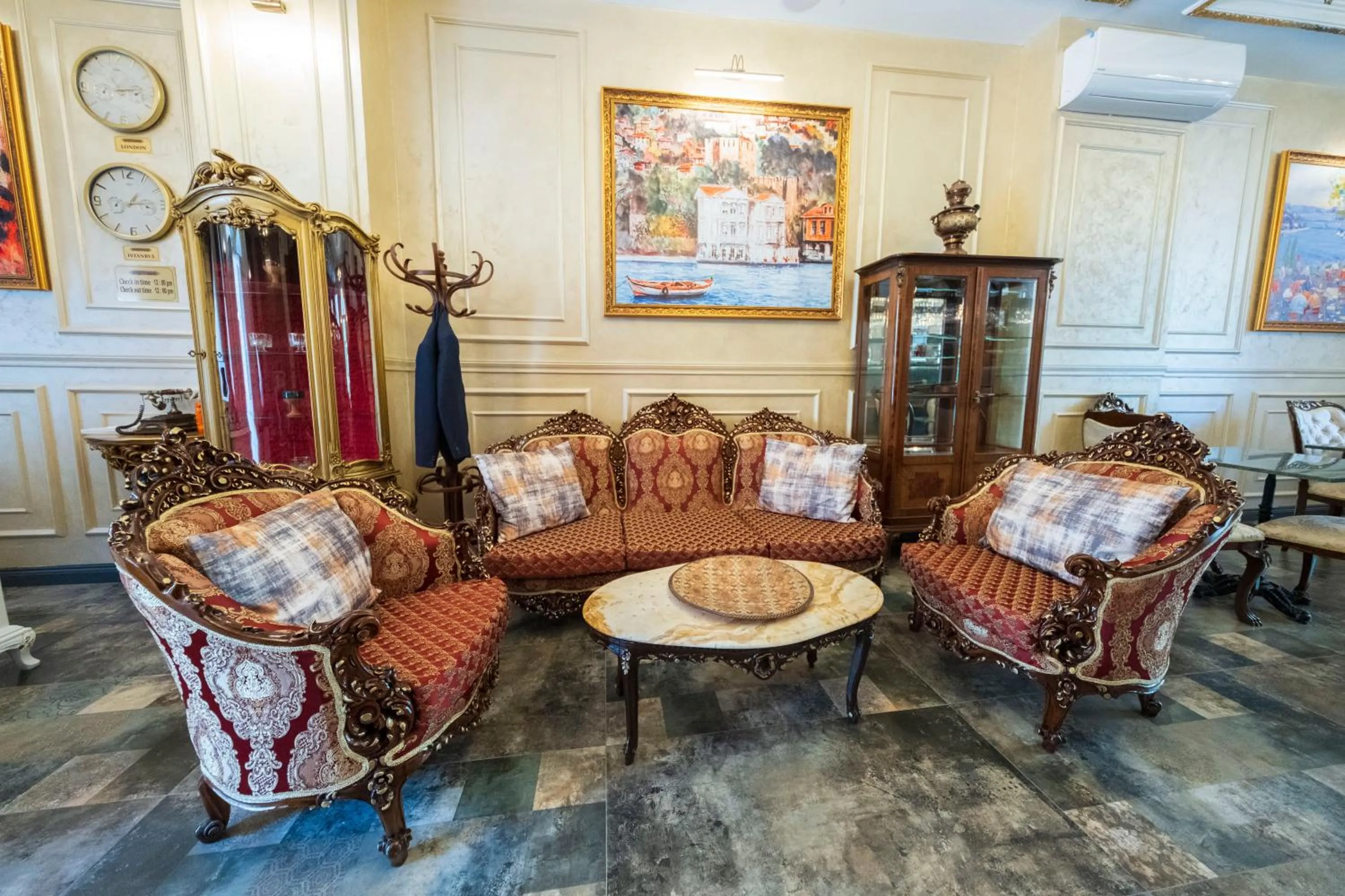 Living room in Solomon's Mansion Hotel Istanbul