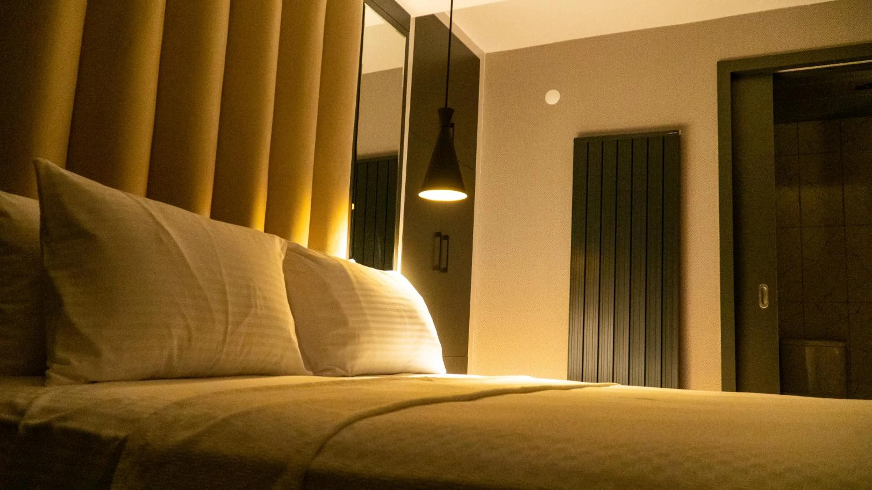 Bed in Bloom Suite Hotel