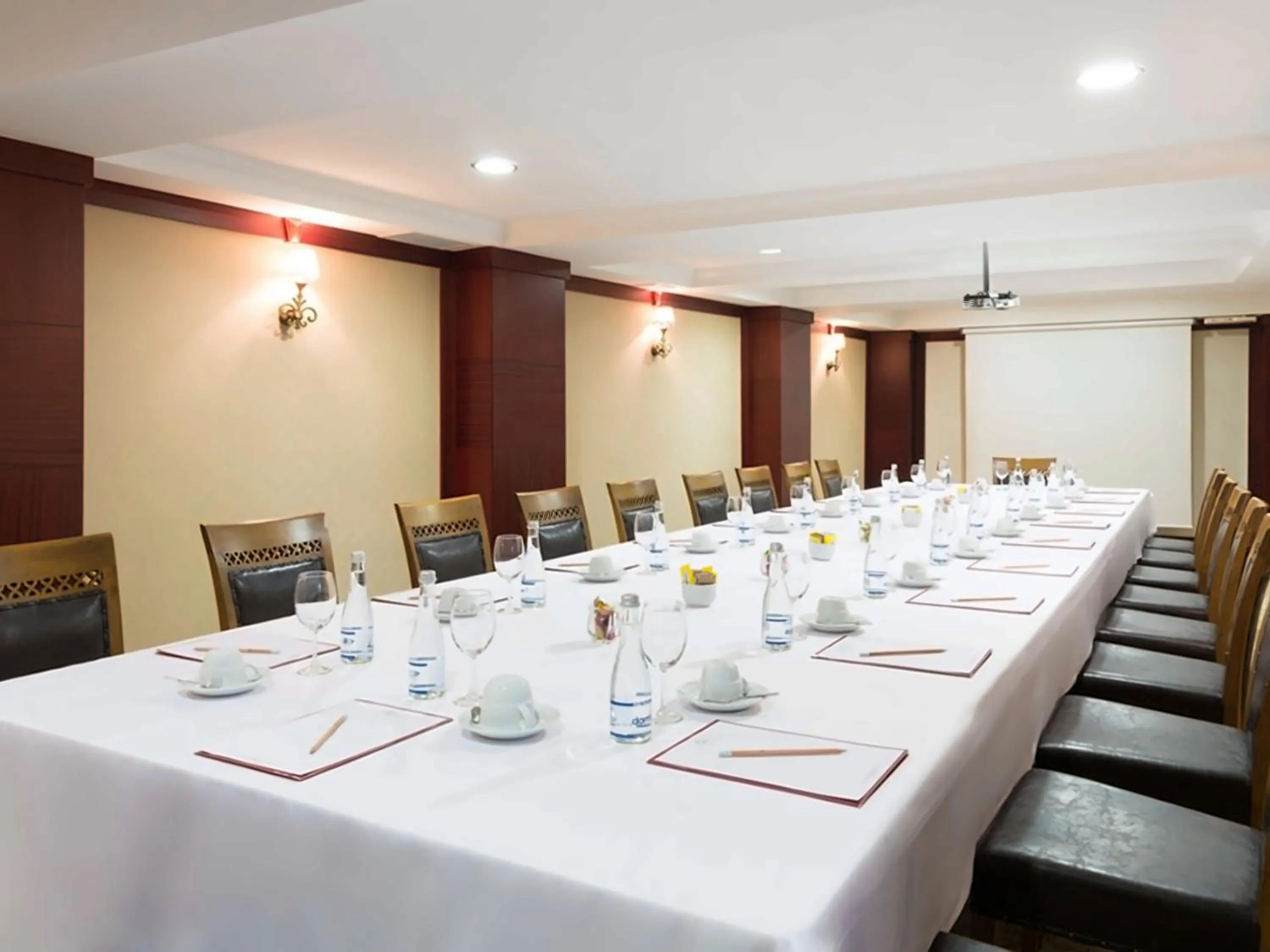 Restaurant/places to eat in Premier Inn Express Gulberg Lahore