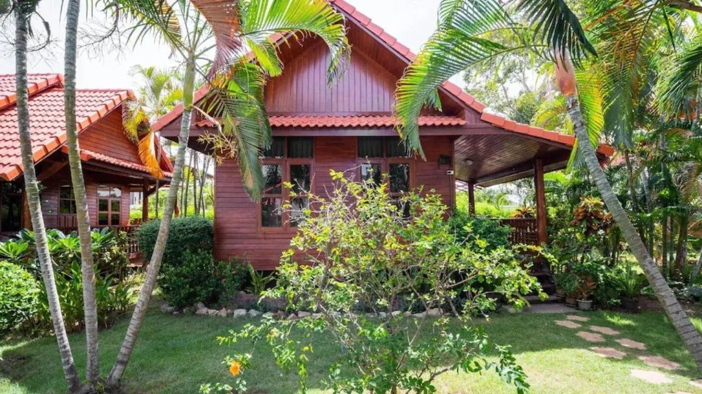 Deluxe Double Room with Shower in Bangsaray Village Resort Deluxe Double Room with Shower in Bangsaray Village Resort