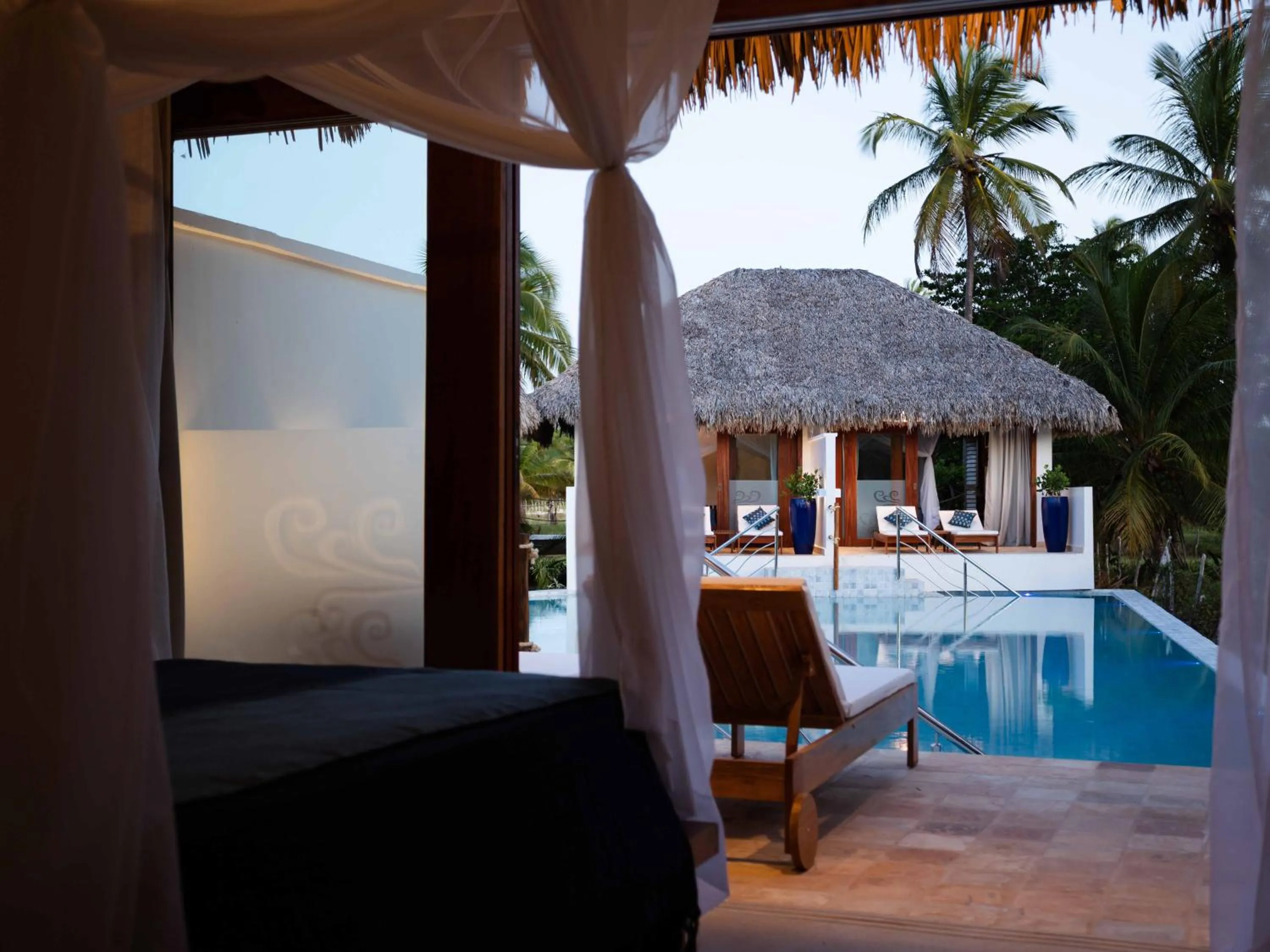 Swimming pool in MKNI Hotel - Ikaika Makani Experience