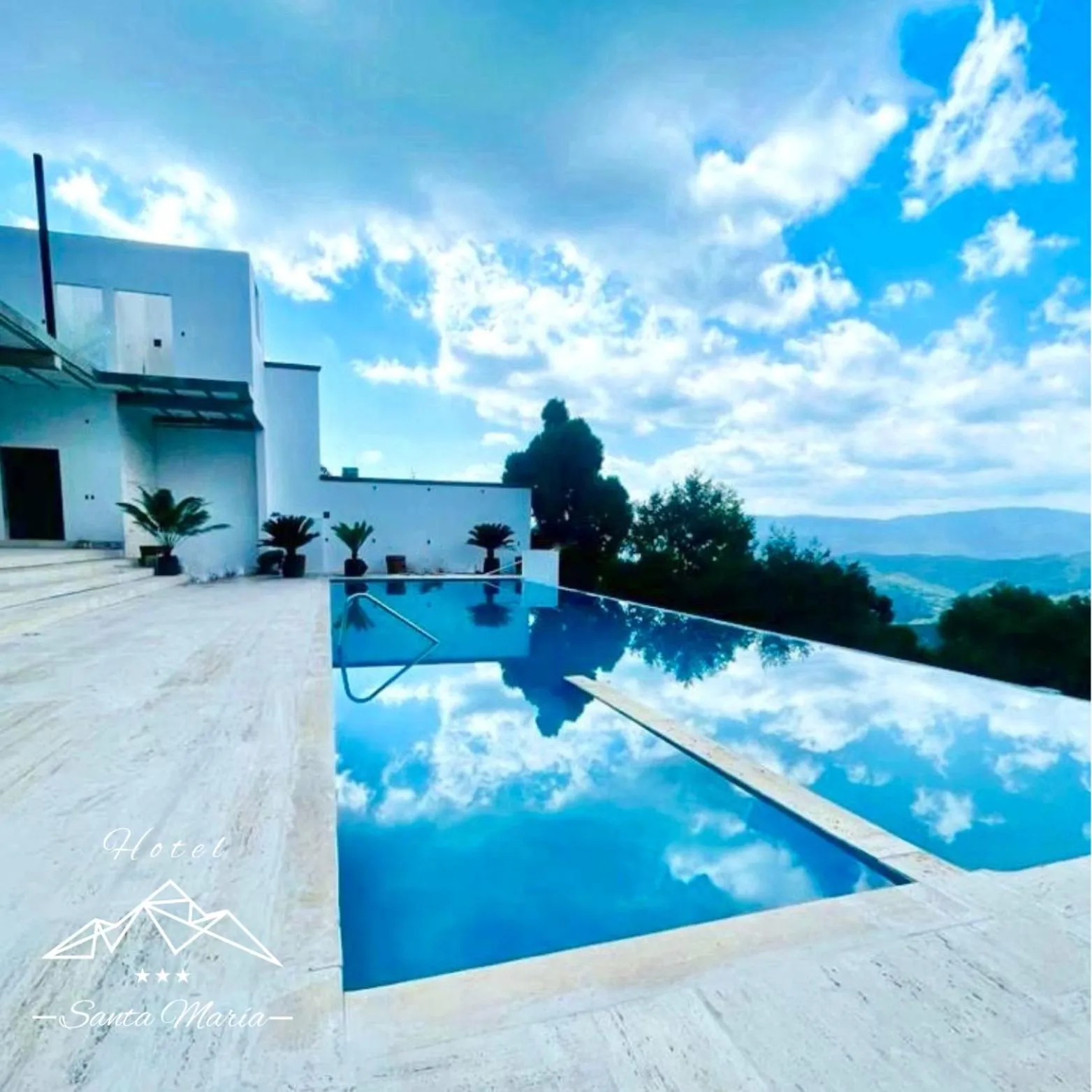 Swimming pool in Hotel Santa María