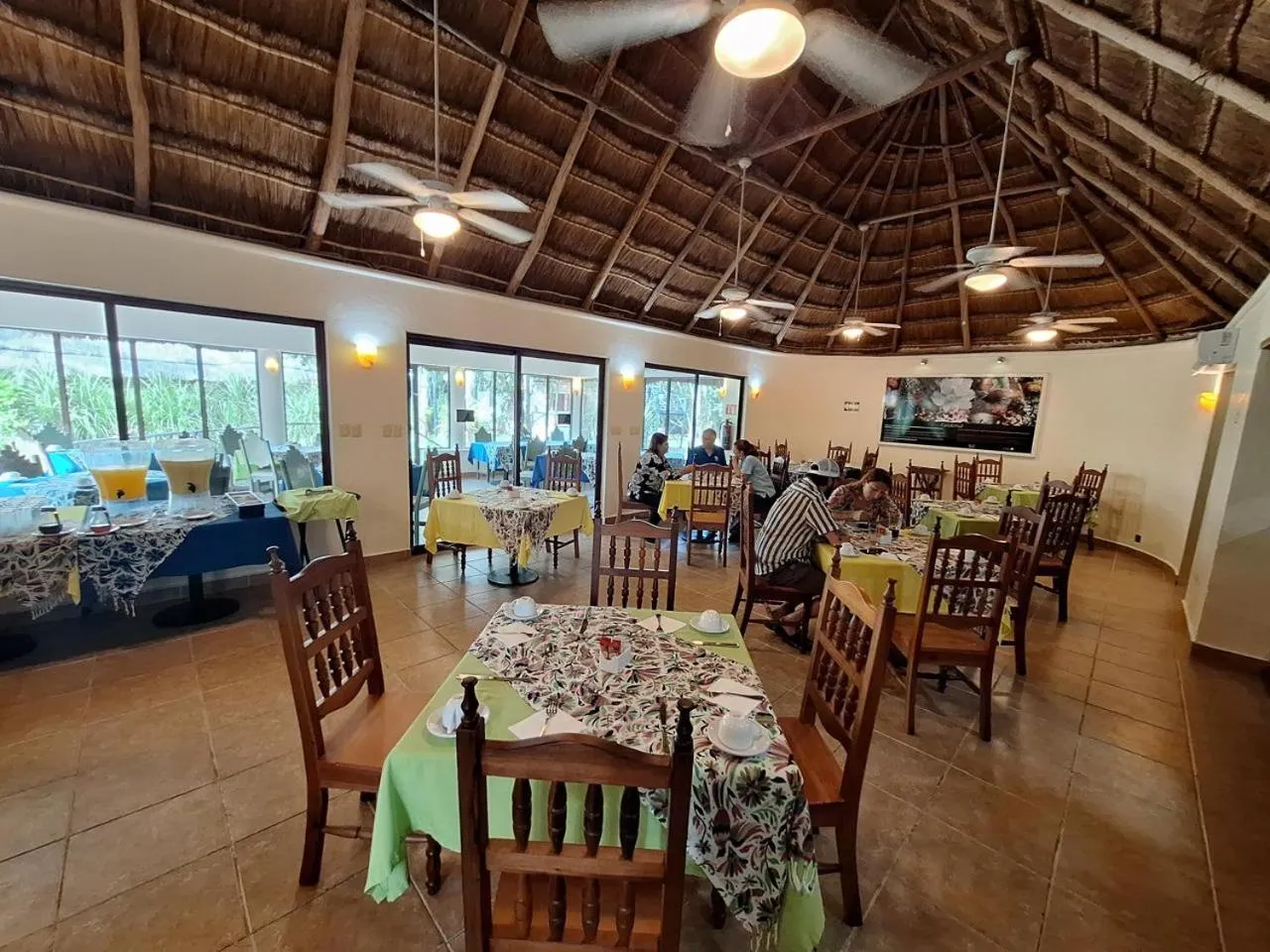 Restaurant/places to eat in hotel villas chicanna