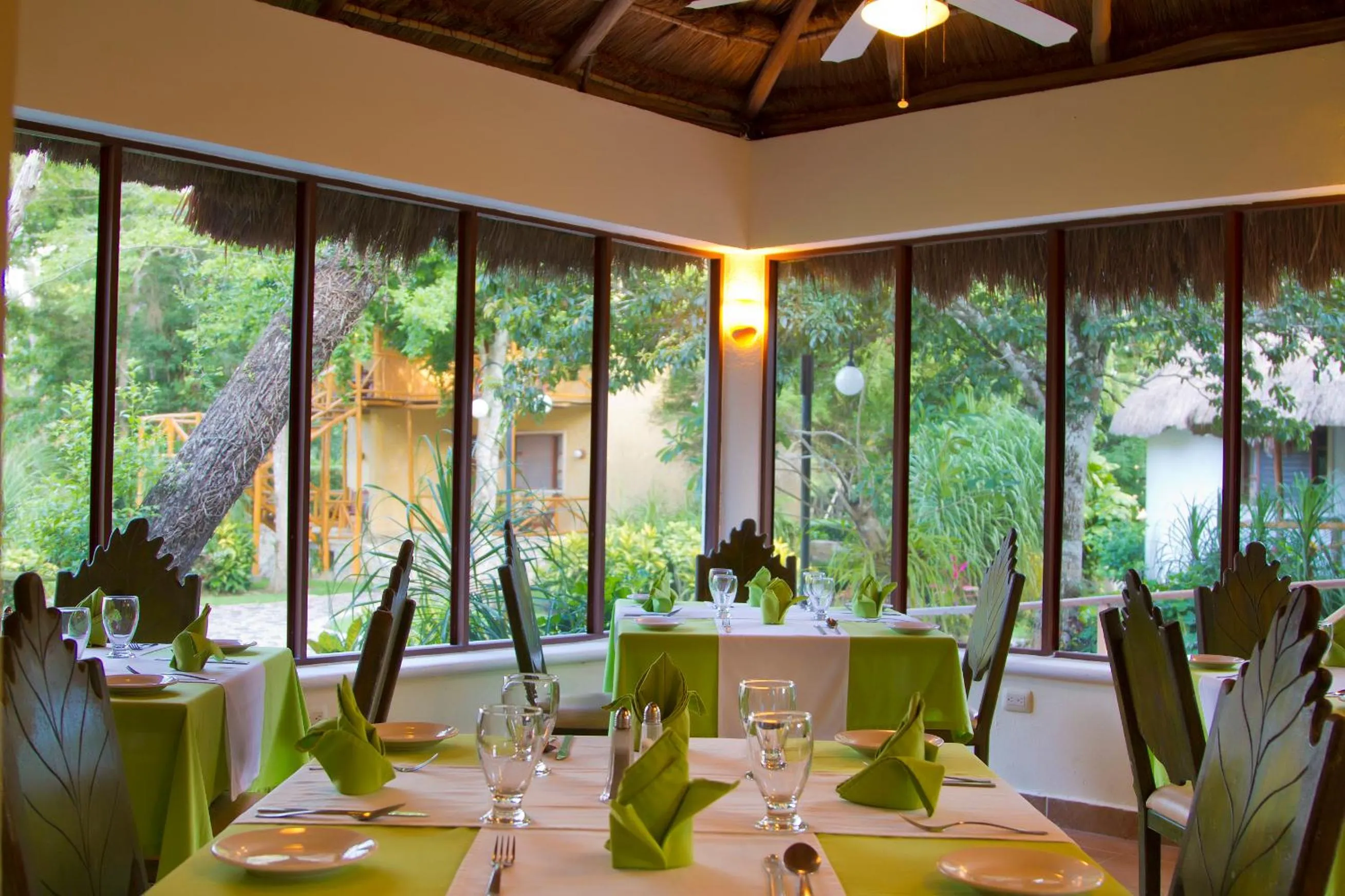 Restaurant/places to eat in hotel villas chicanna