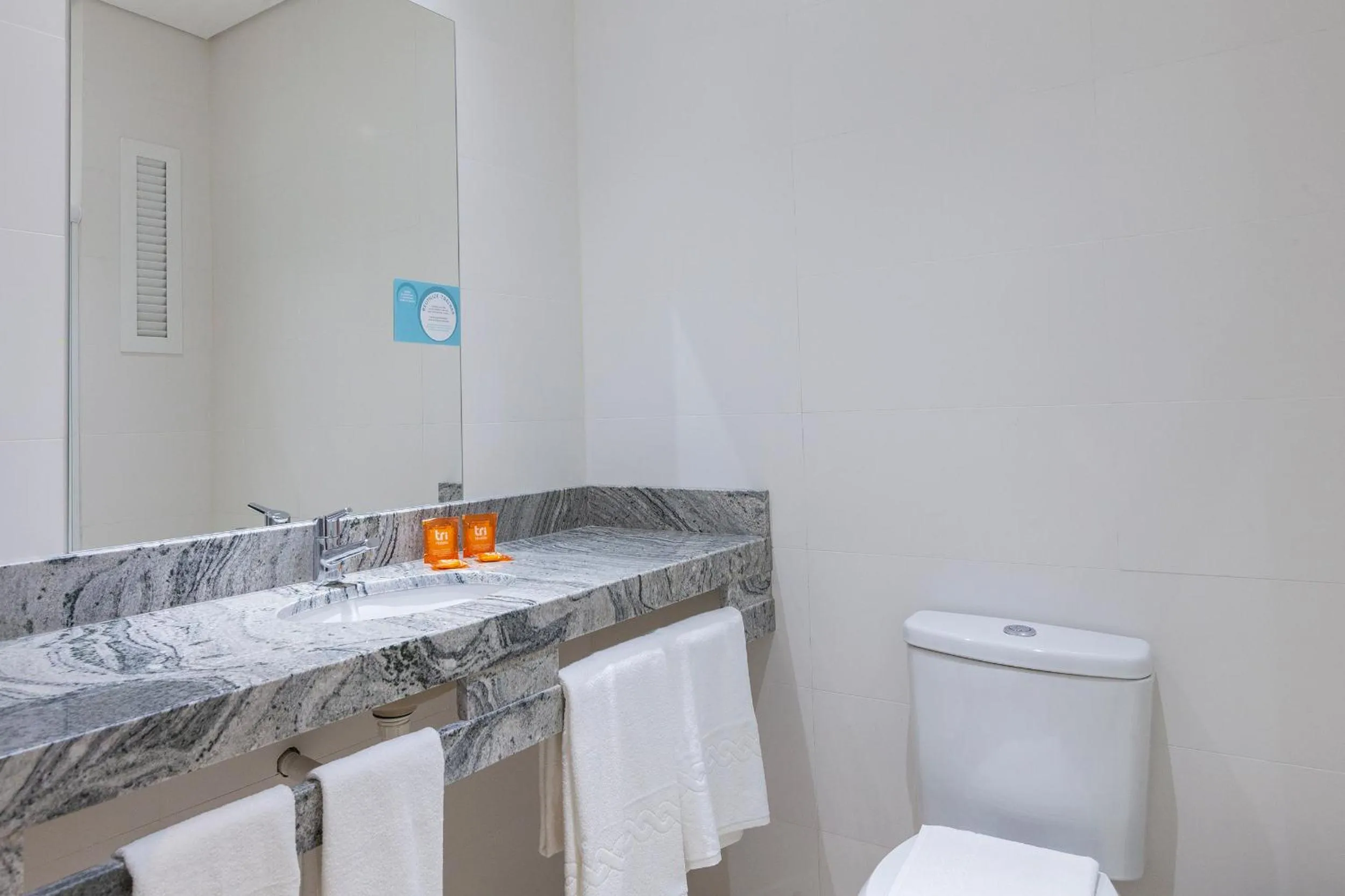 Toilet in Tri Hotel Executive Osório