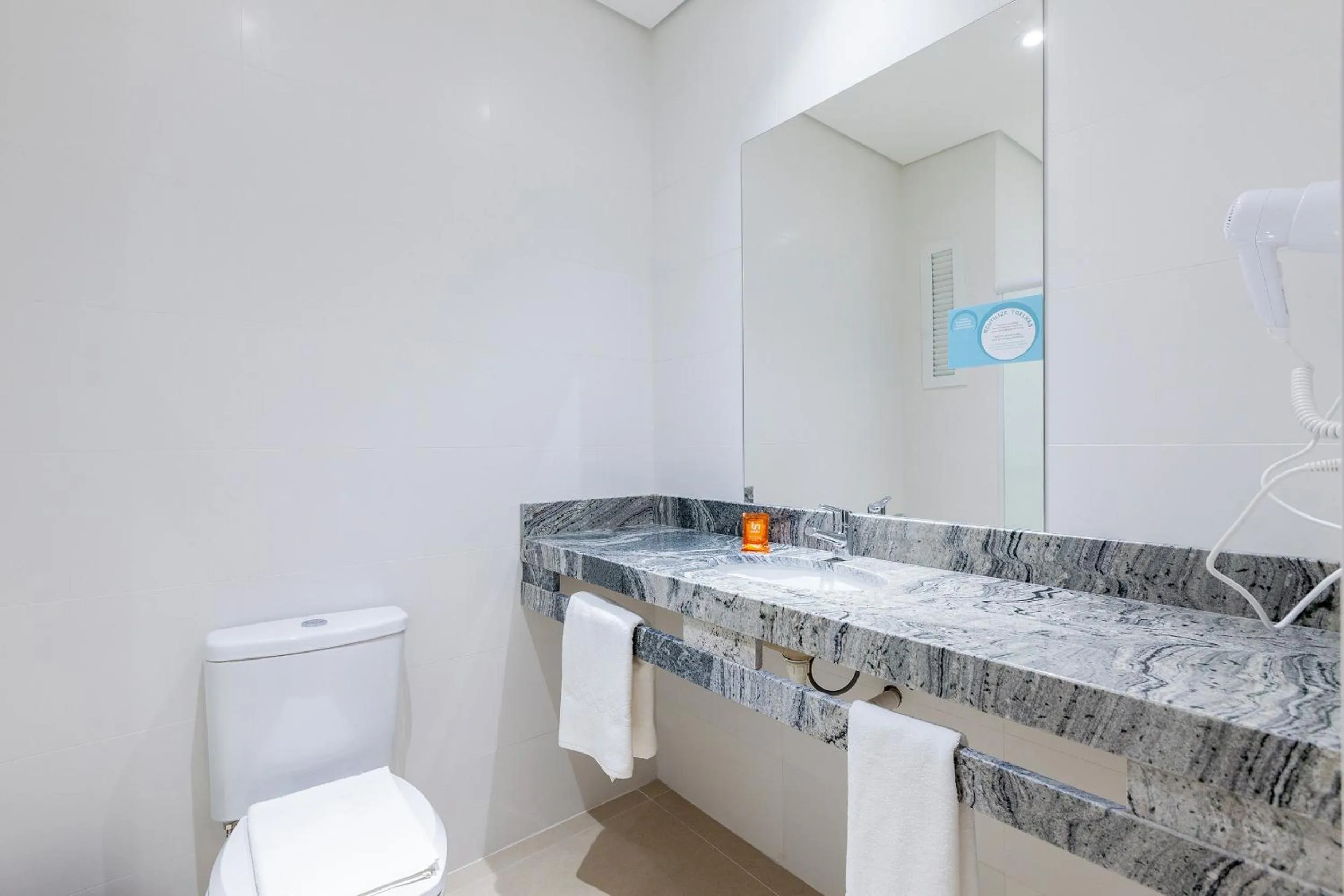 Toilet in Tri Hotel Executive Osório