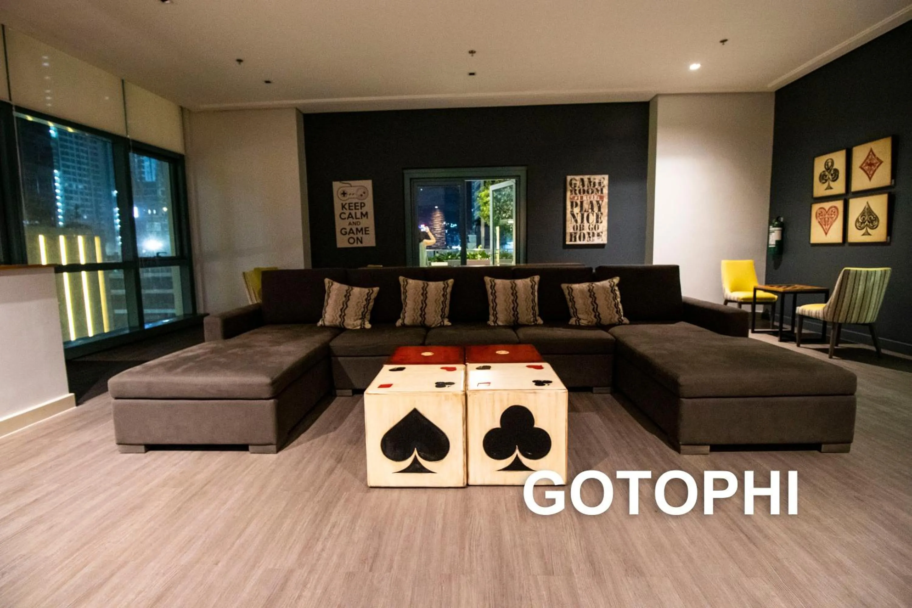 Seating area in One Uptown Residence