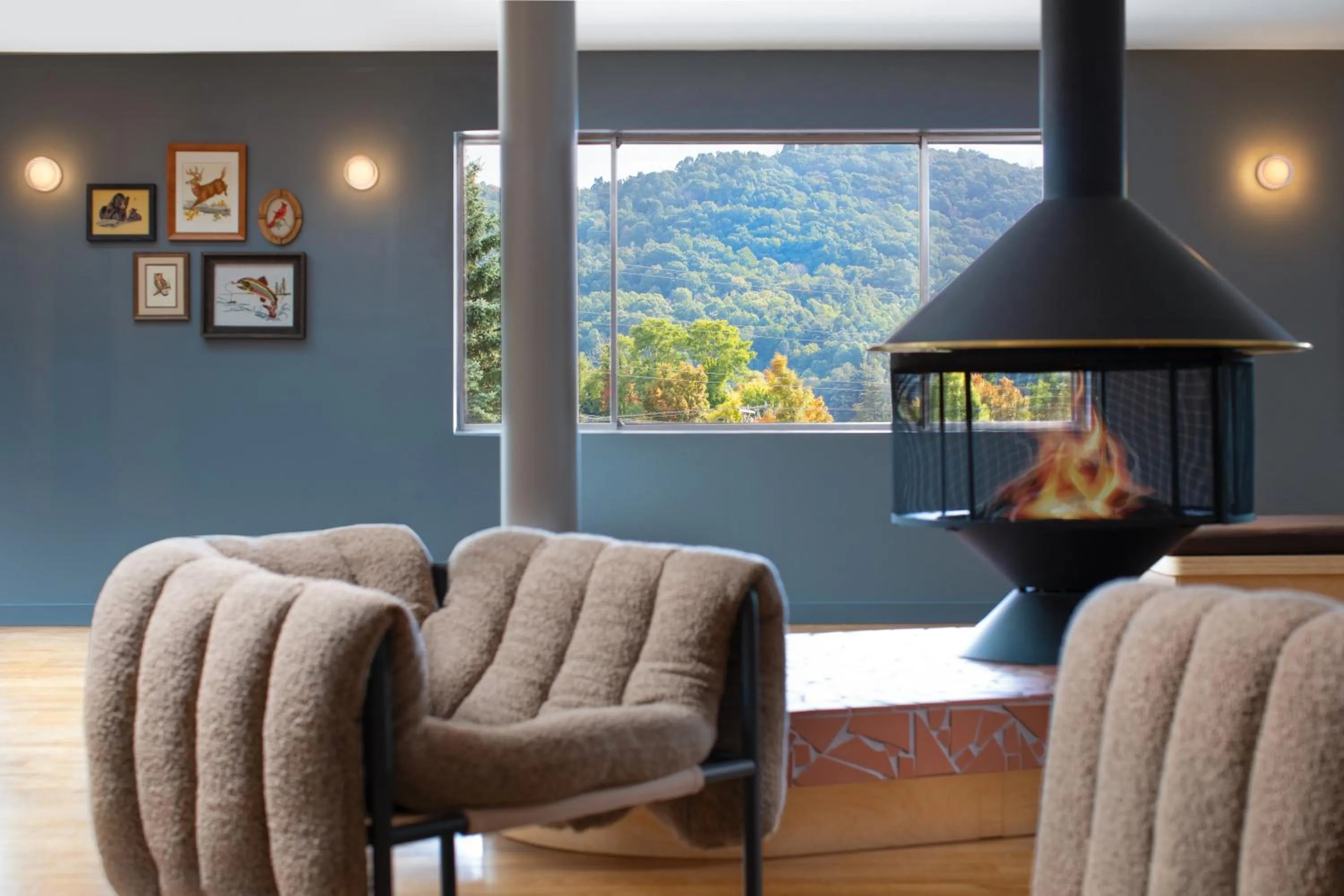 Seating area in Rhode's Motor Lodge