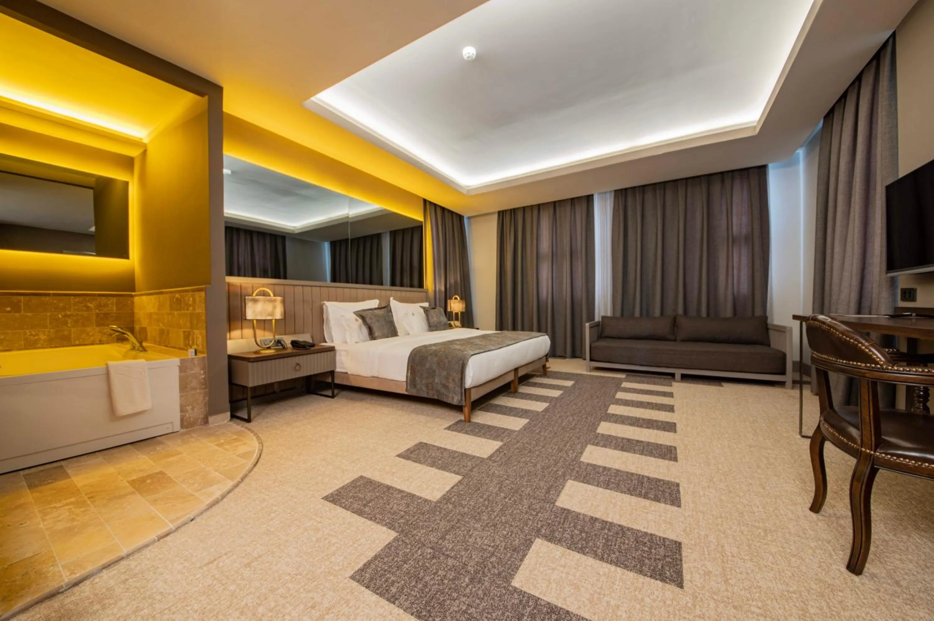 Photo of the whole room, Bed in Four Mansions Hotel