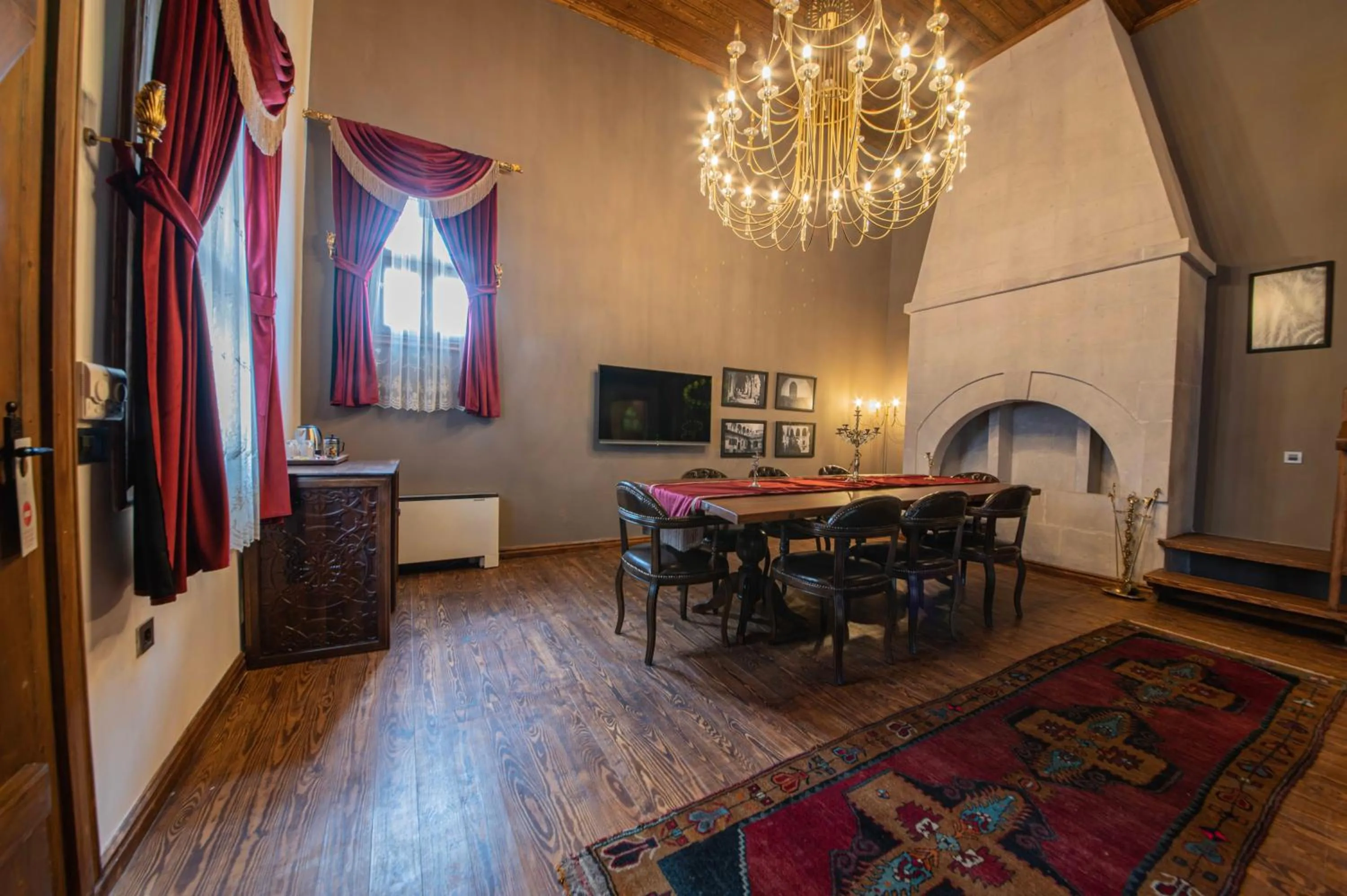 Communal lounge/ TV room in Four Mansions Hotel