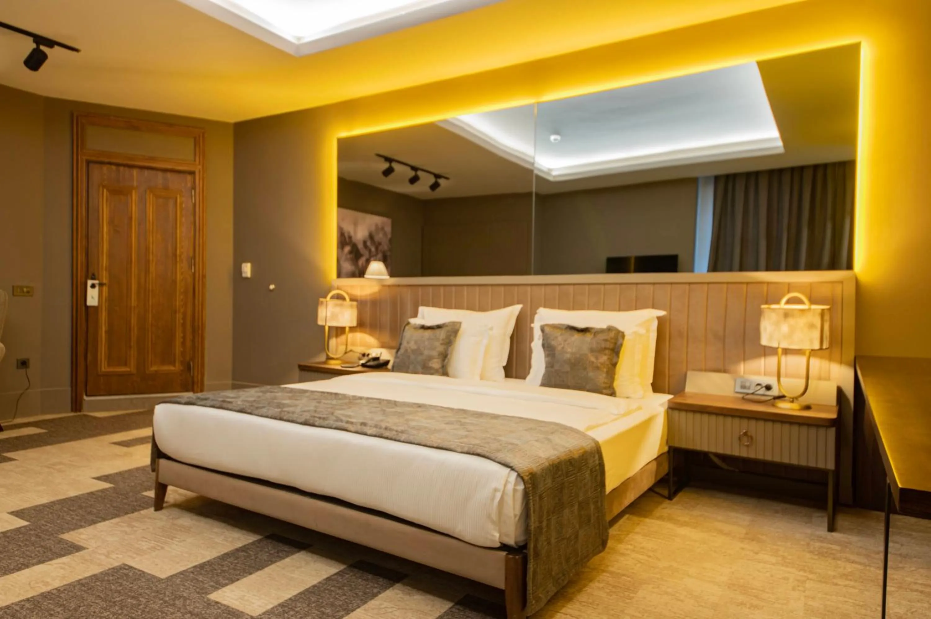 Photo of the whole room, Bed in Four Mansions Hotel