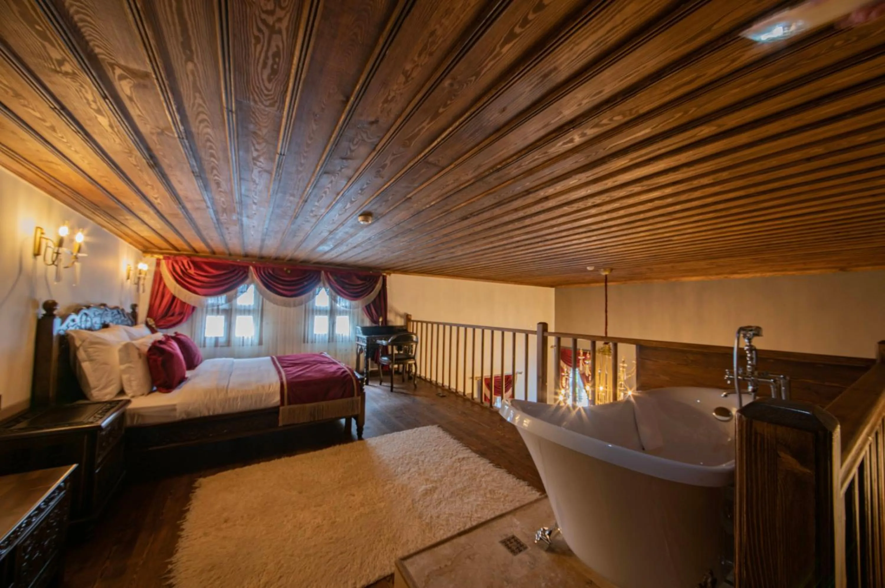 Hot Tub, Bed in Four Mansions Hotel