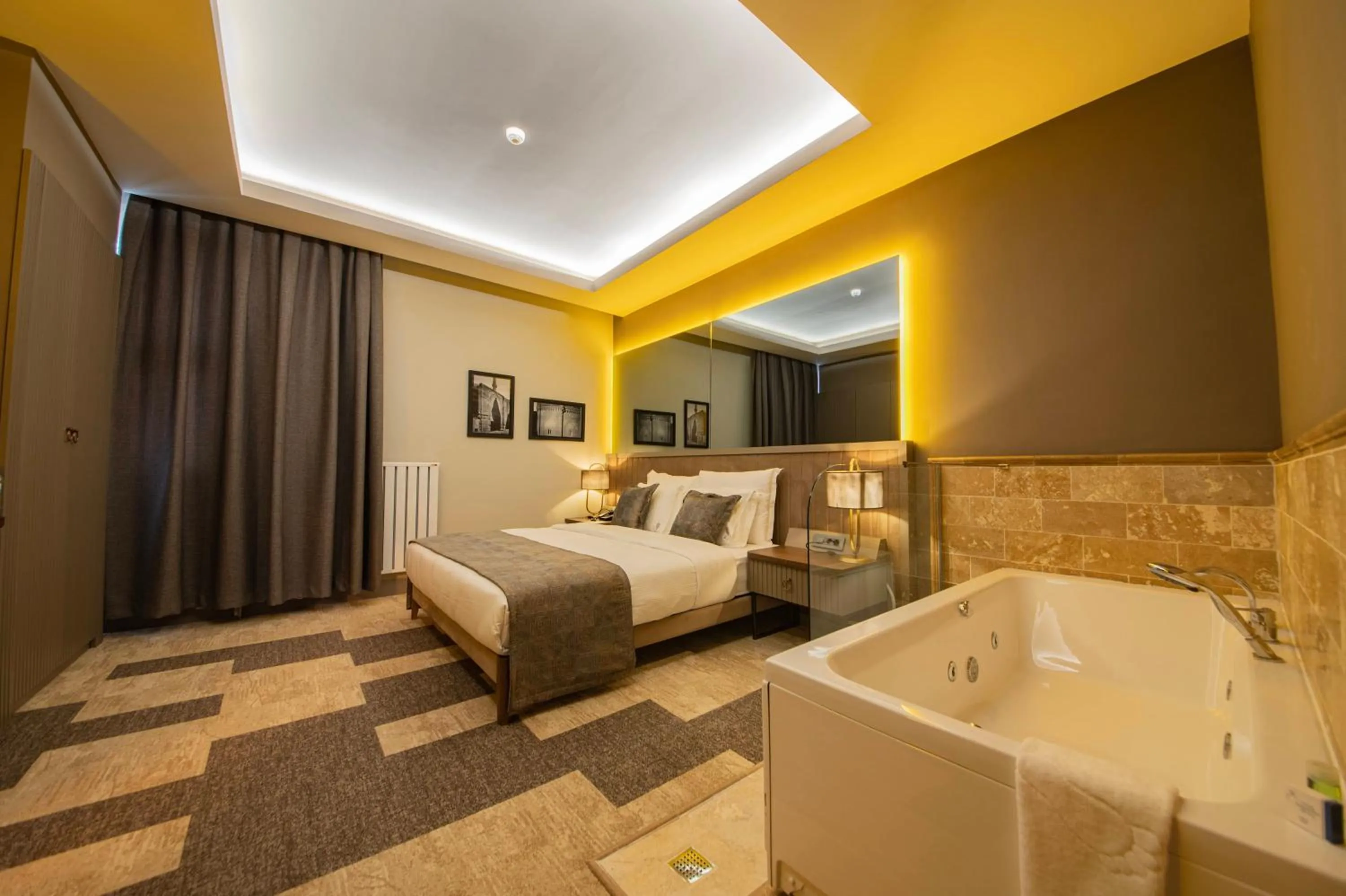 Hot Tub, Bed in Four Mansions Hotel