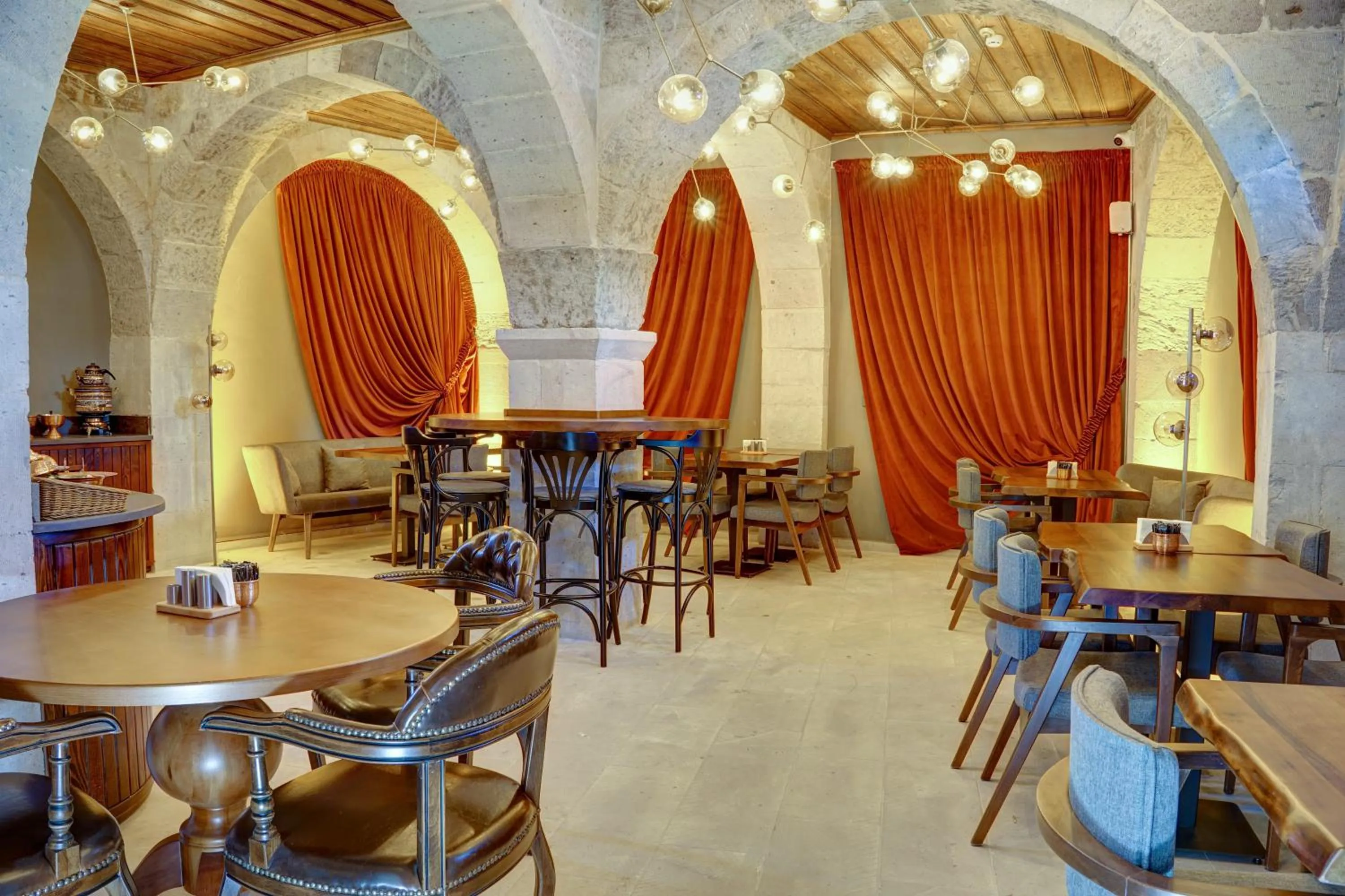 Restaurant/places to eat in Four Mansions Hotel