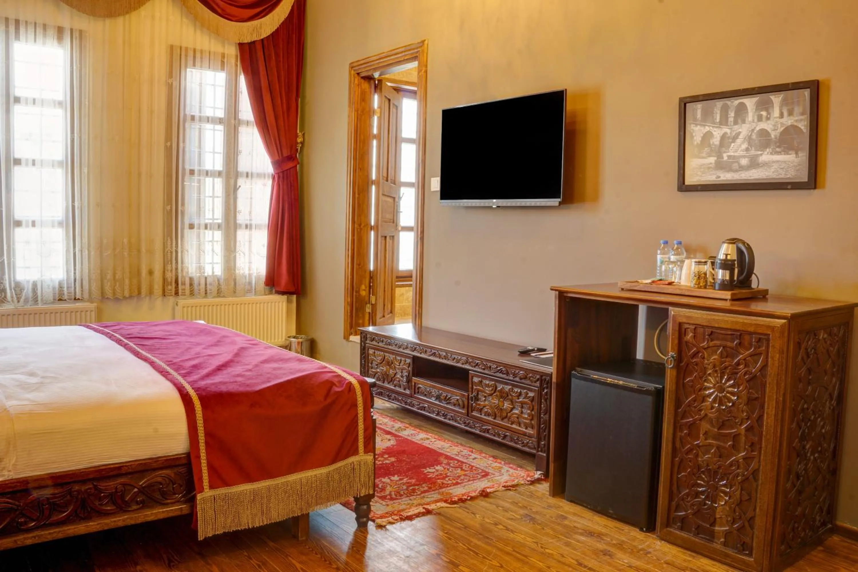 Communal lounge/ TV room, Bed in Four Mansions Hotel