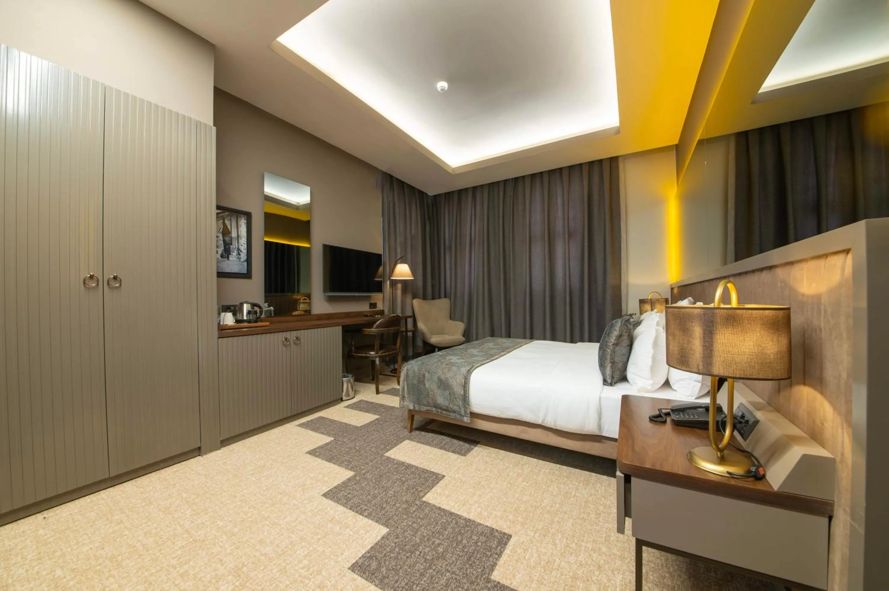 Photo of the whole room, Bed in Four Mansions Hotel